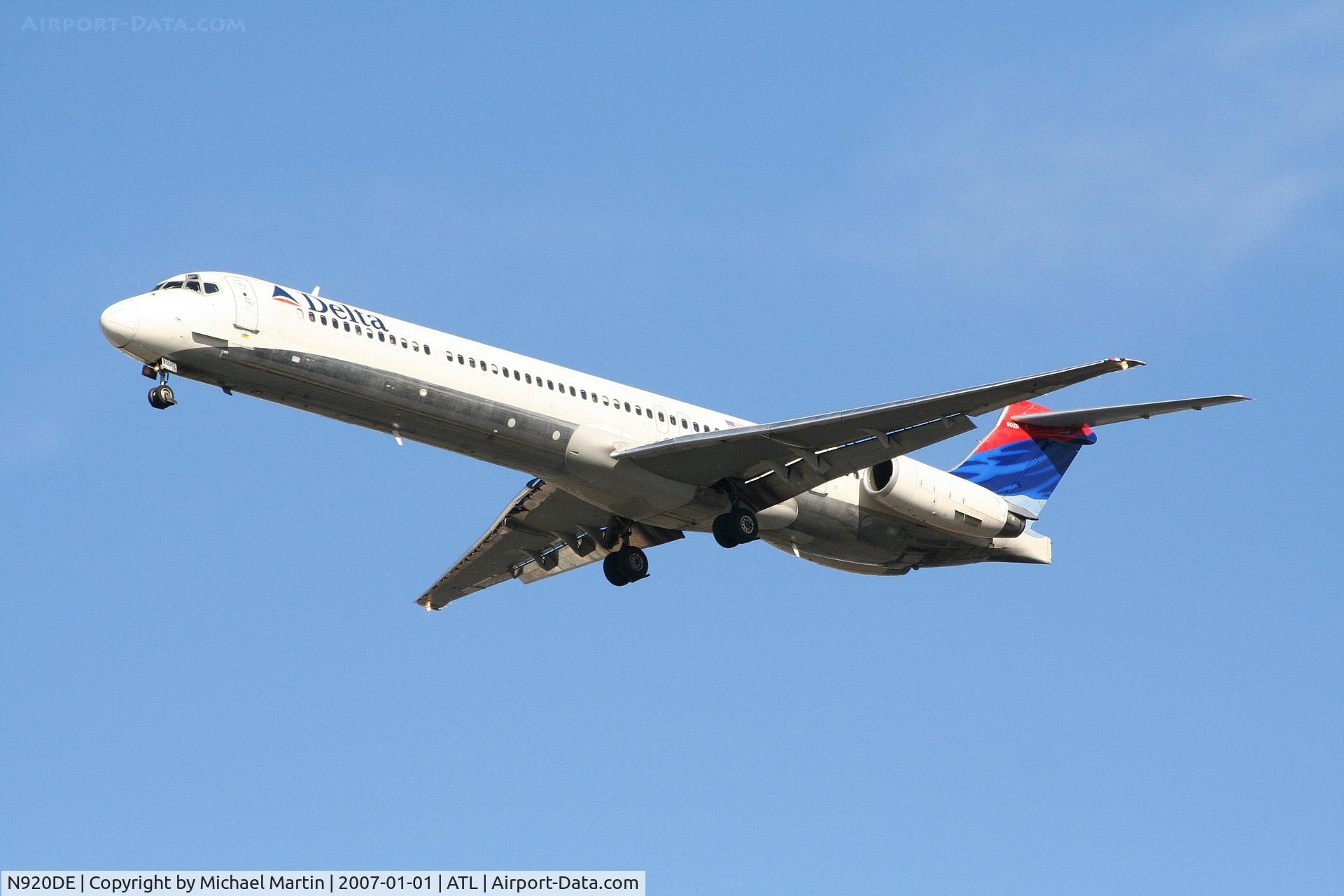 N920DE, 1993 McDonnell Douglas MD-88 C/N 53423, On final for Runway 26L