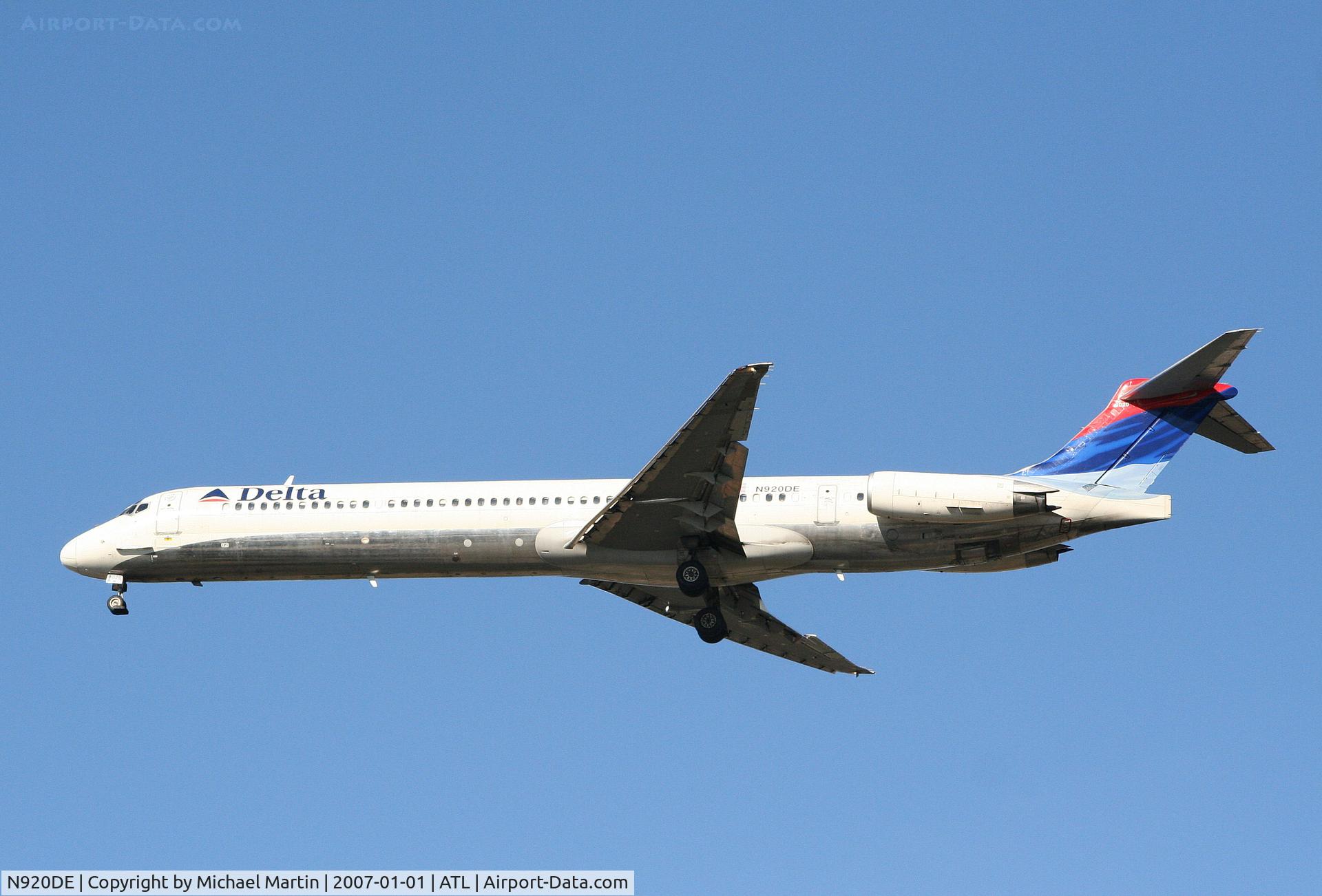 N920DE, 1993 McDonnell Douglas MD-88 C/N 53423, On final for Runway 26L