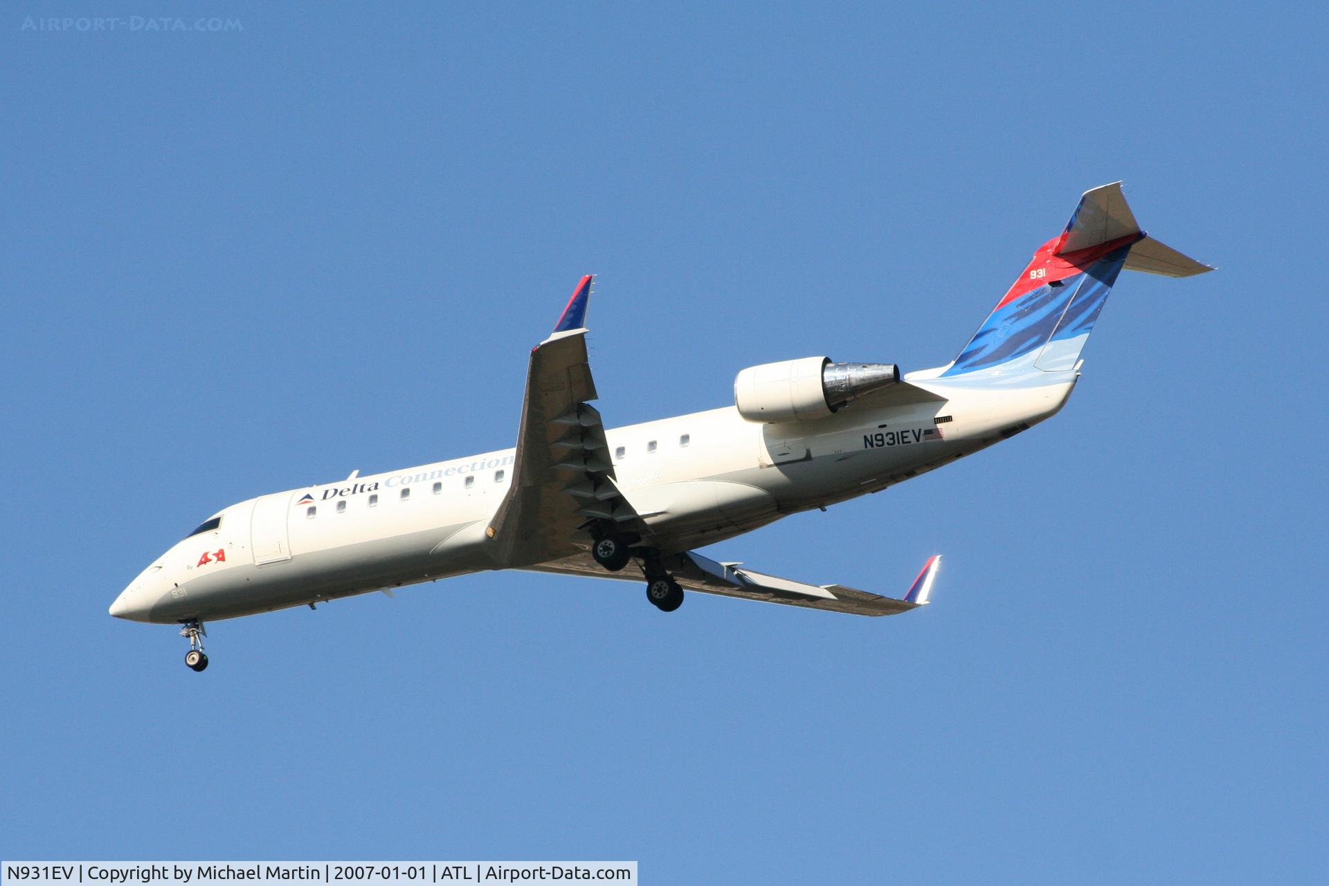 N931EV, 2005 Bombardier CRJ-200ER (CL-600-2B19) C/N 8015, Over the numbers of 26L