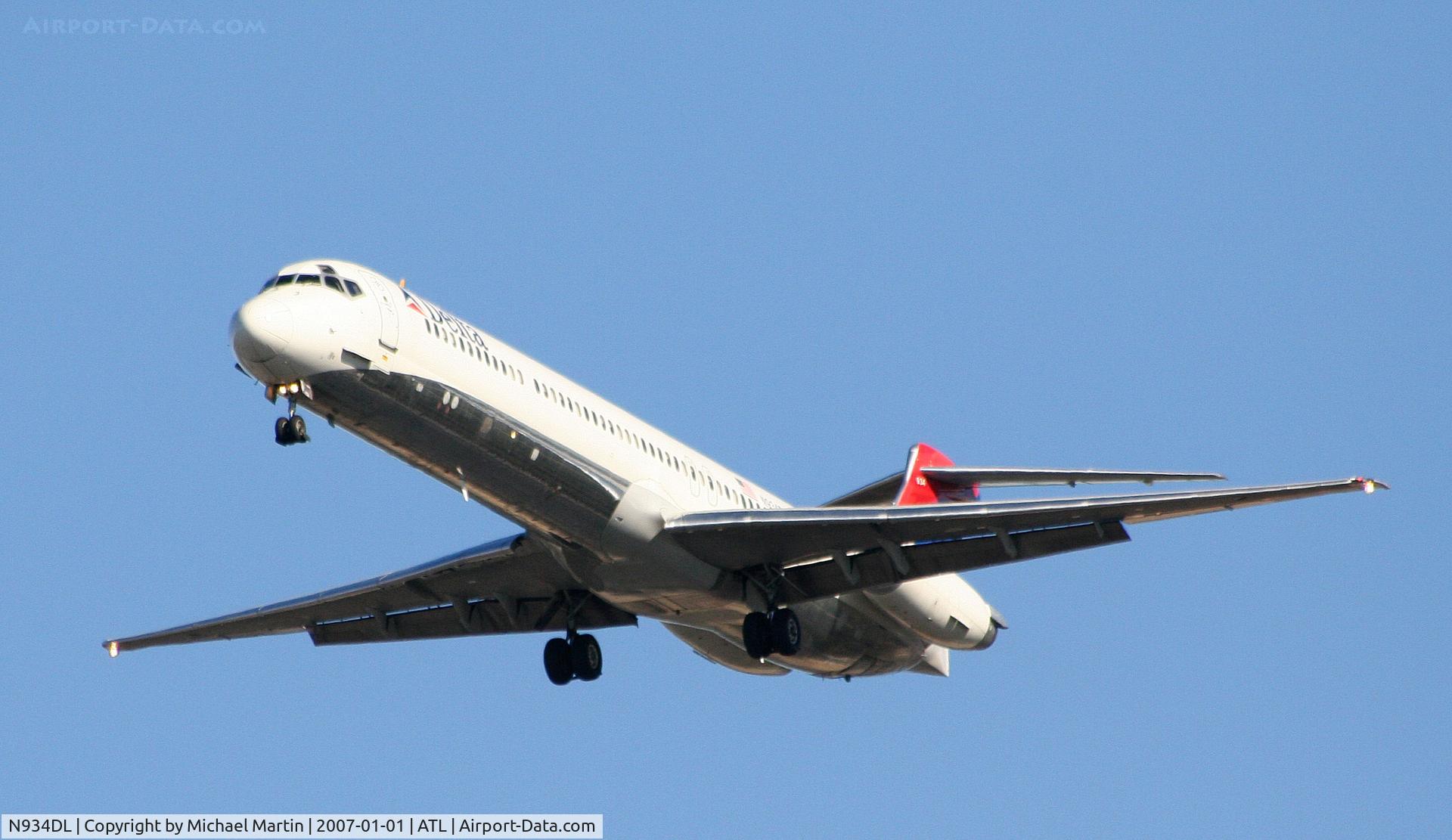 N934DL, 1989 McDonnell Douglas MD-88 C/N 49721, On final for Runway 26L
