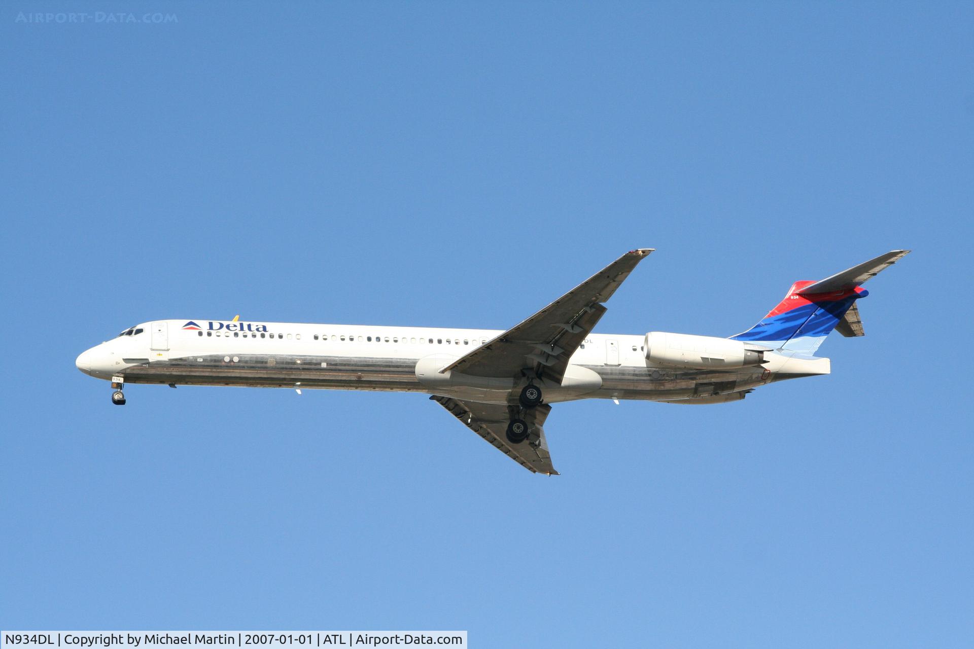 N934DL, 1989 McDonnell Douglas MD-88 C/N 49721, On final for Runway 26L