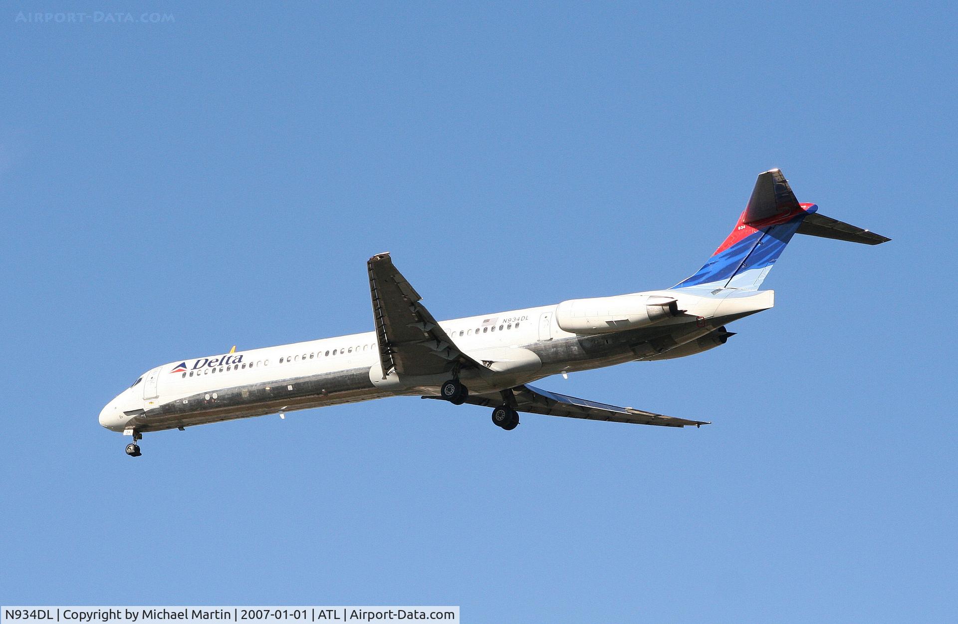 N934DL, 1989 McDonnell Douglas MD-88 C/N 49721, Over the numbers of 26L
