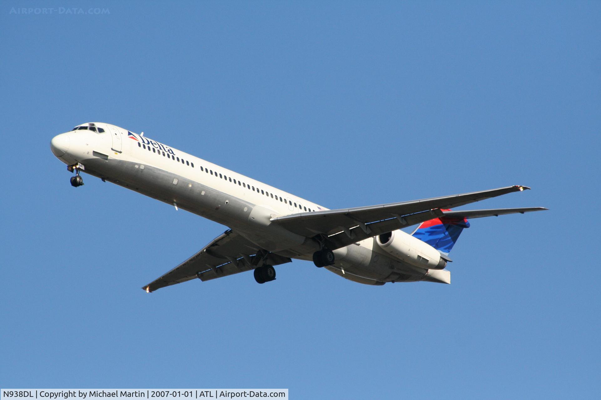 N938DL, 1989 McDonnell Douglas MD-88 C/N 49811, On final for Runway 26L