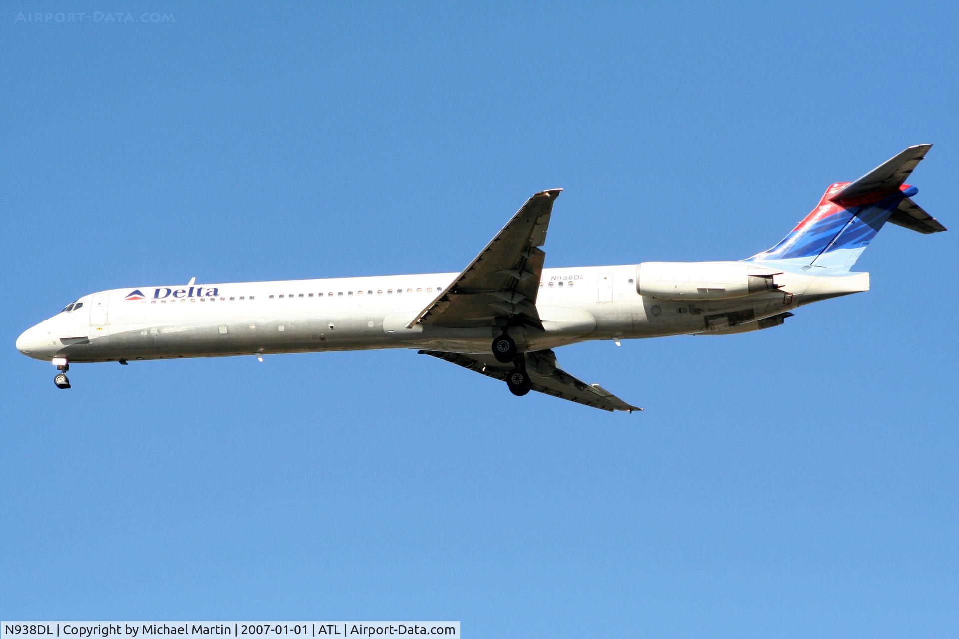 N938DL, 1989 McDonnell Douglas MD-88 C/N 49811, On final for Runway 26L