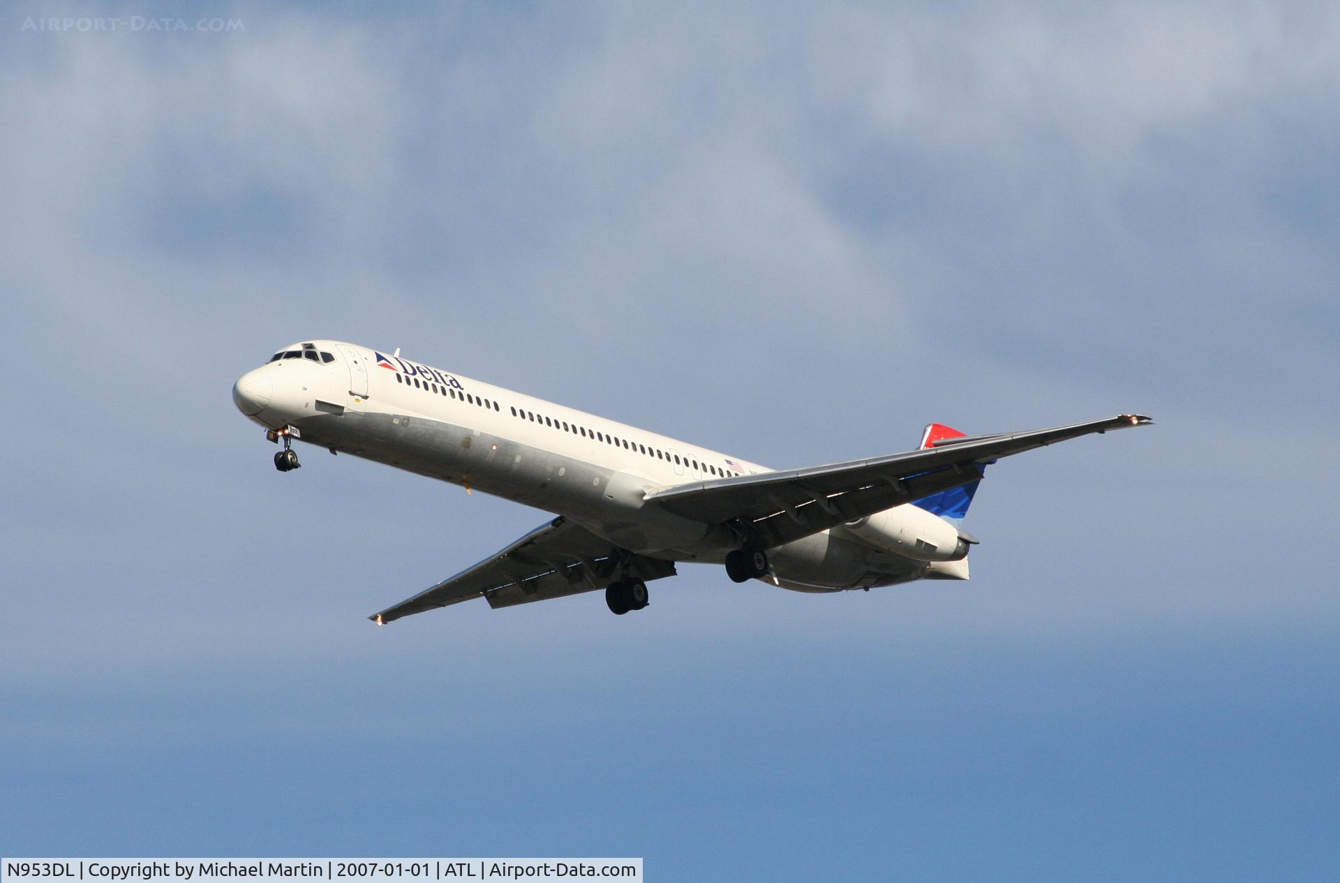 N953DL, 1990 McDonnell Douglas MD-88 C/N 49884, On final for Runway 26L