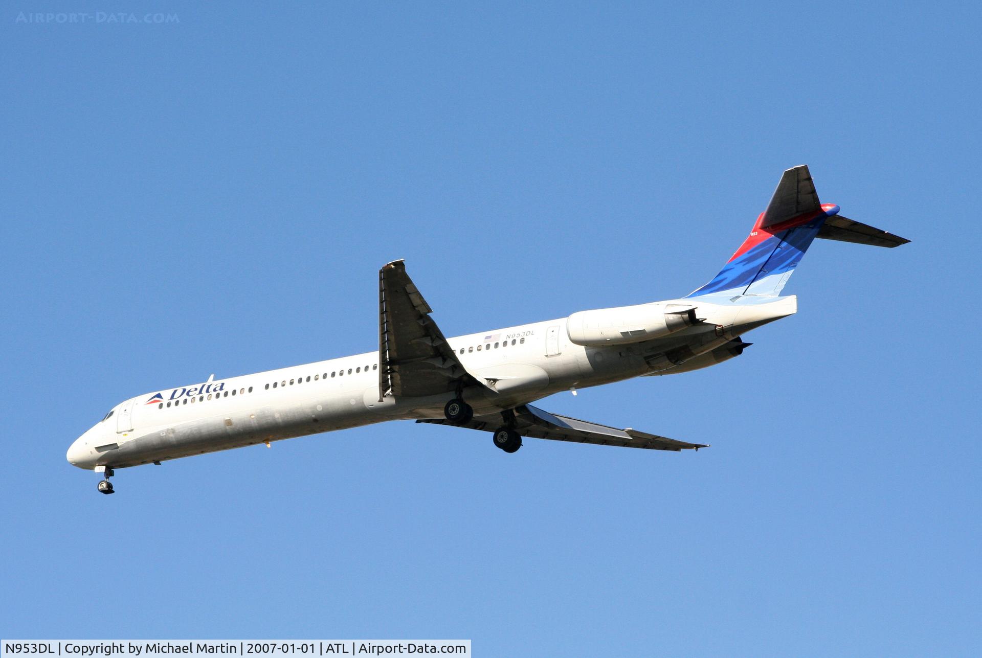 N953DL, 1990 McDonnell Douglas MD-88 C/N 49884, Over the numbers of 26L