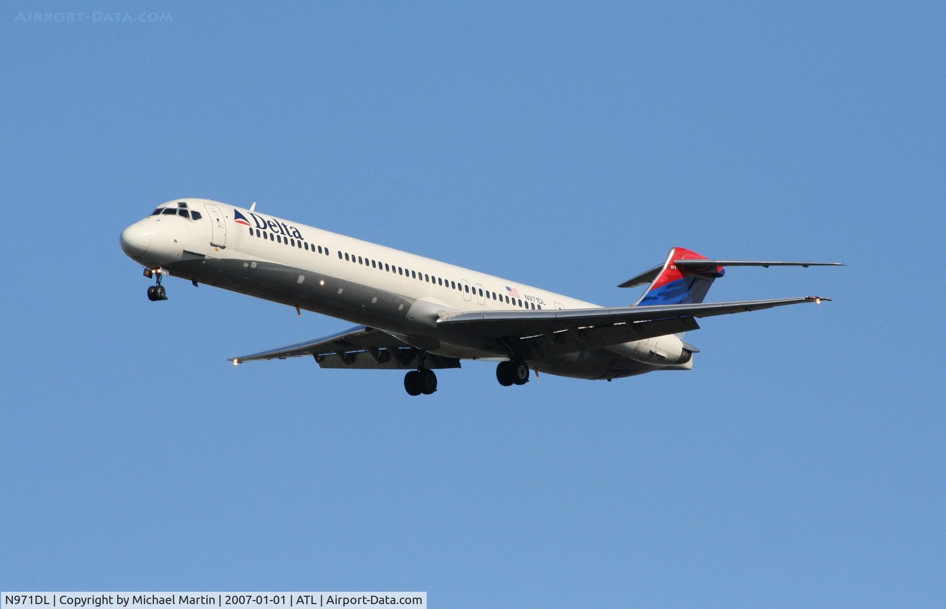 N971DL, 1991 McDonnell Douglas MD-88 C/N 53214, On final for Runway 26L