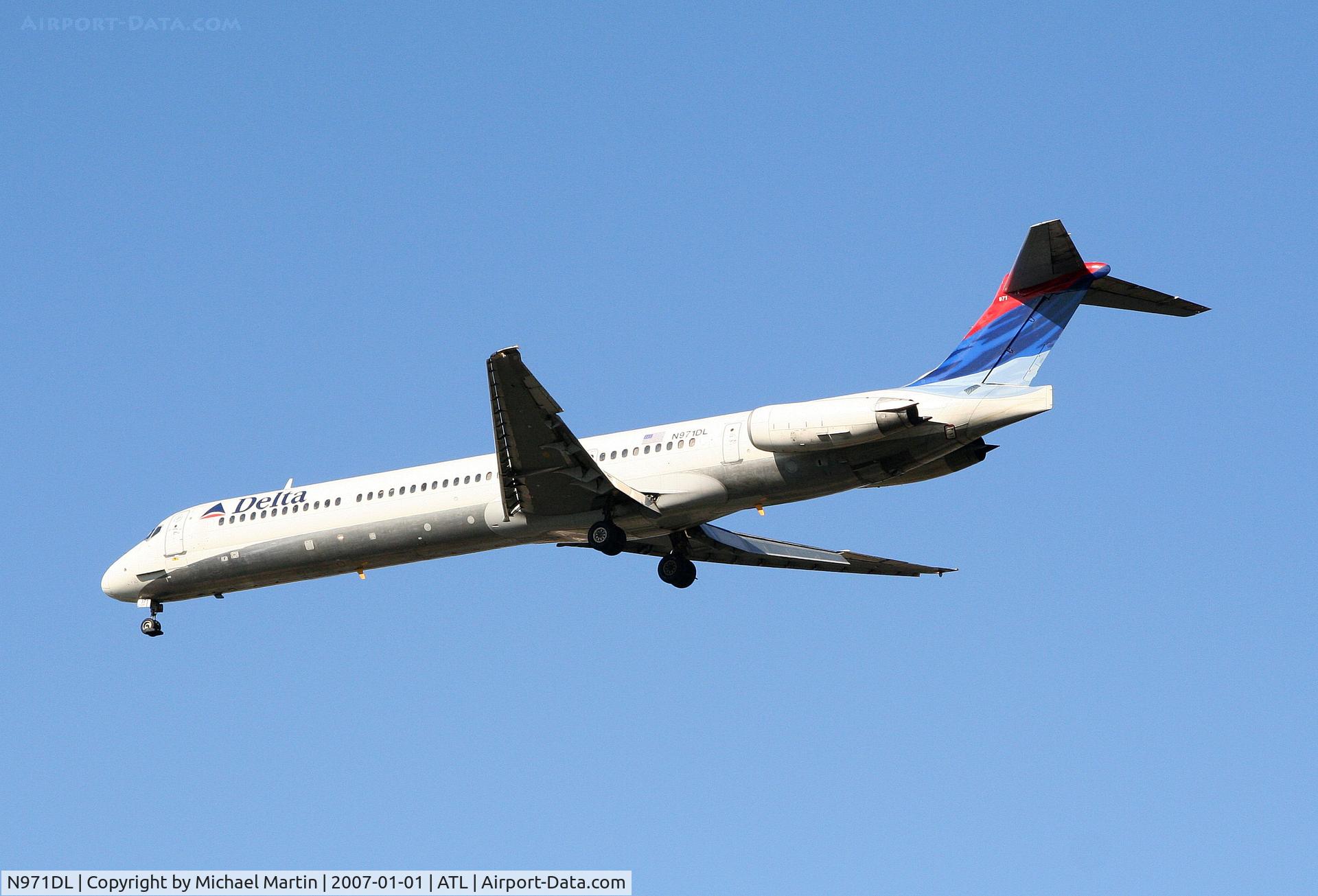 N971DL, 1991 McDonnell Douglas MD-88 C/N 53214, Over the numbers of 26L