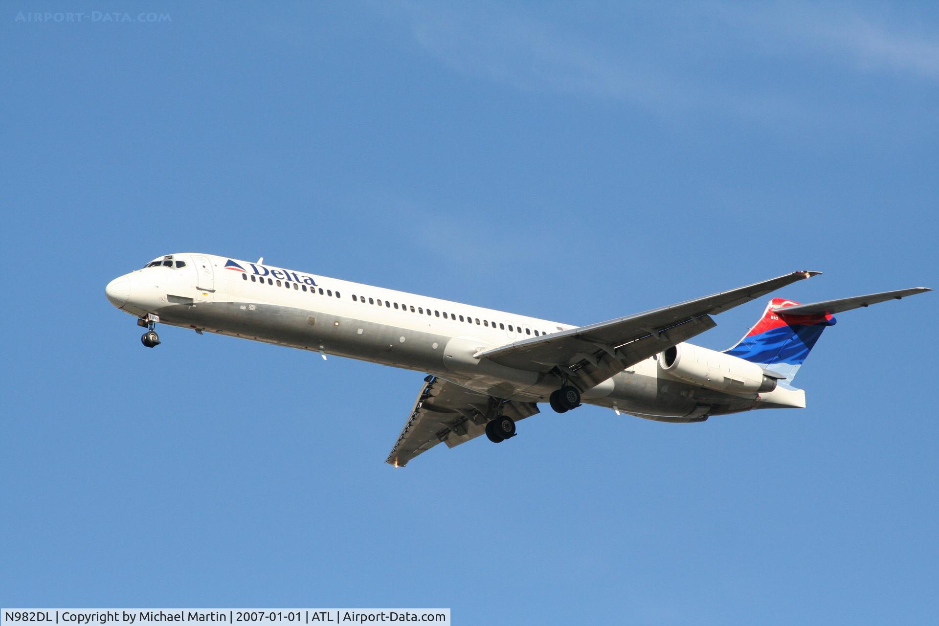 N982DL, 1991 McDonnell Douglas MD-88 C/N 53273, On final for Runway 26L