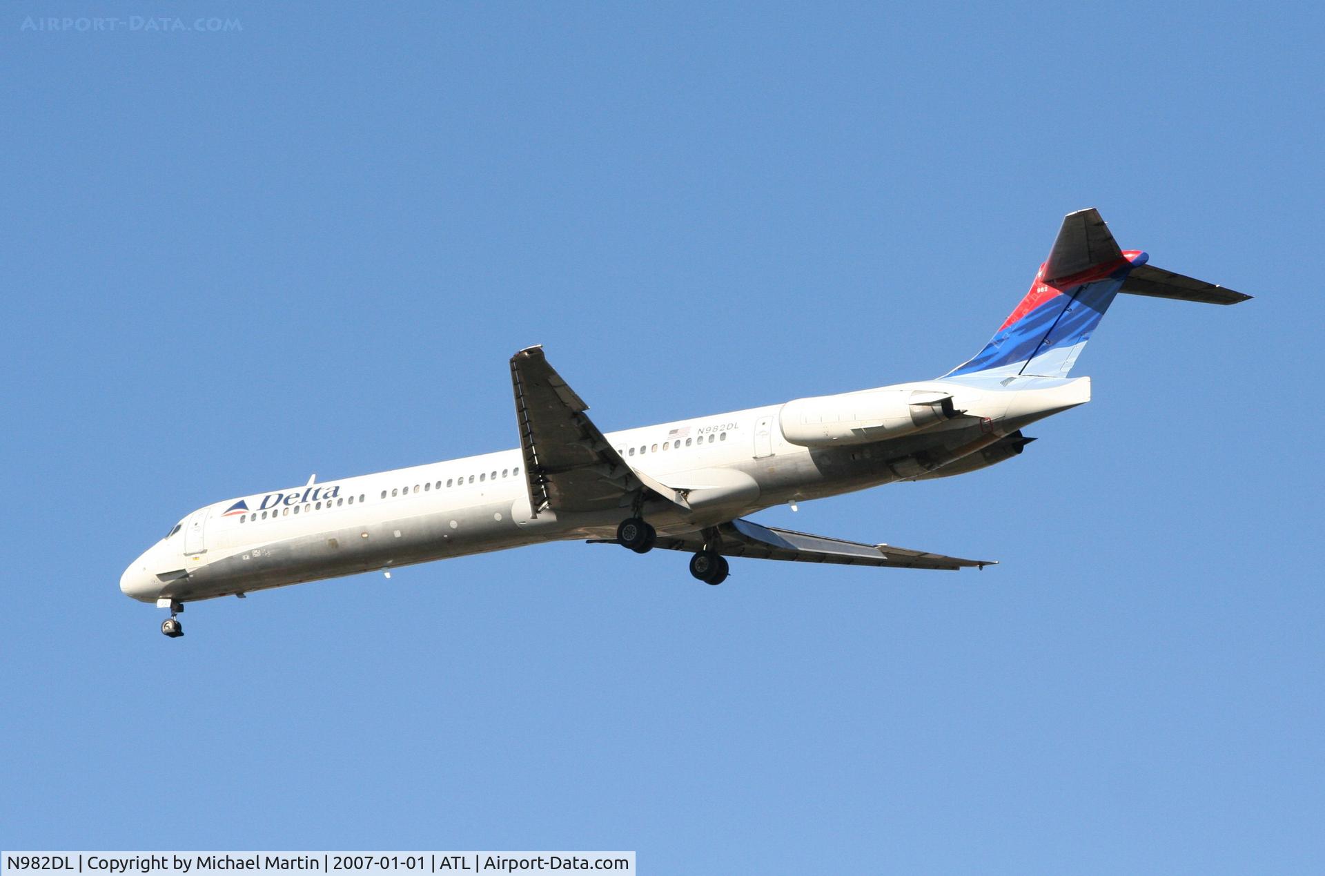 N982DL, 1991 McDonnell Douglas MD-88 C/N 53273, Over the numbers of 26L