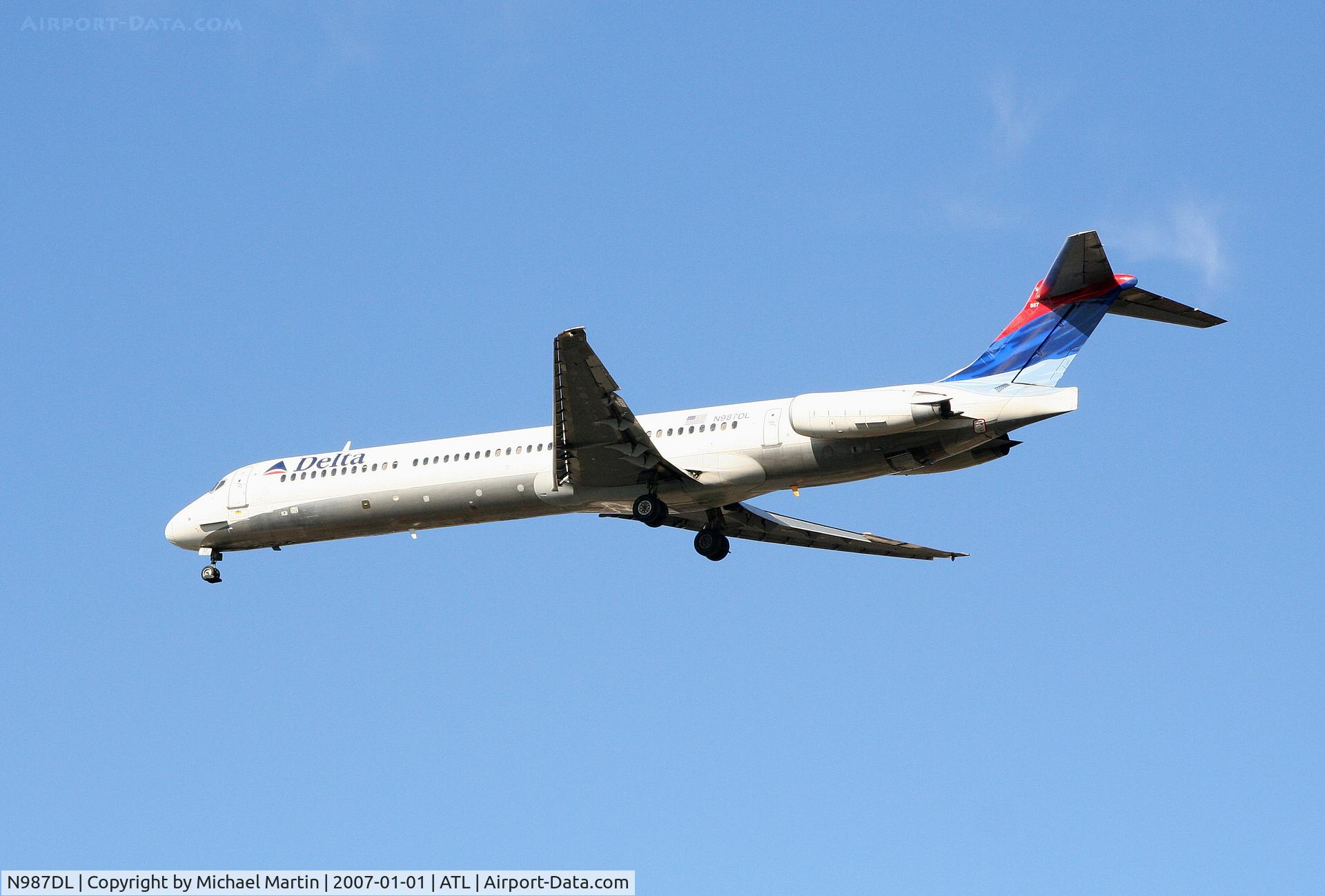 N987DL, 1991 McDonnell Douglas MD-88 C/N 53338, Over the numbers of 26L