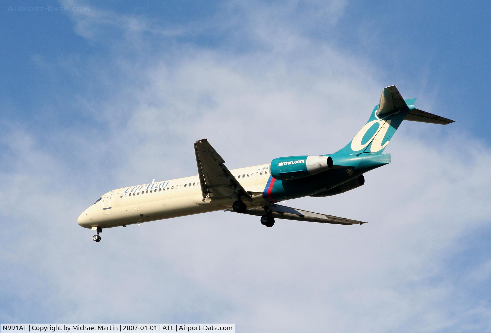 N991AT, 2002 Boeing 717-200 C/N 55135, Over the numbers of 26L