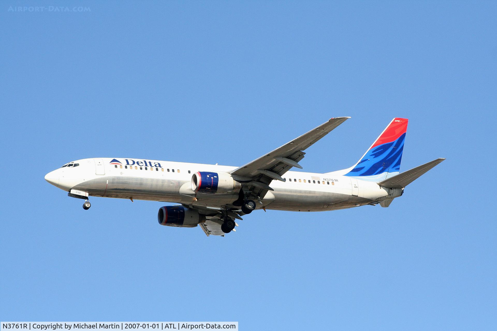 N3761R, 2001 Boeing 737-832 C/N 29628, On final for Runway 26L
