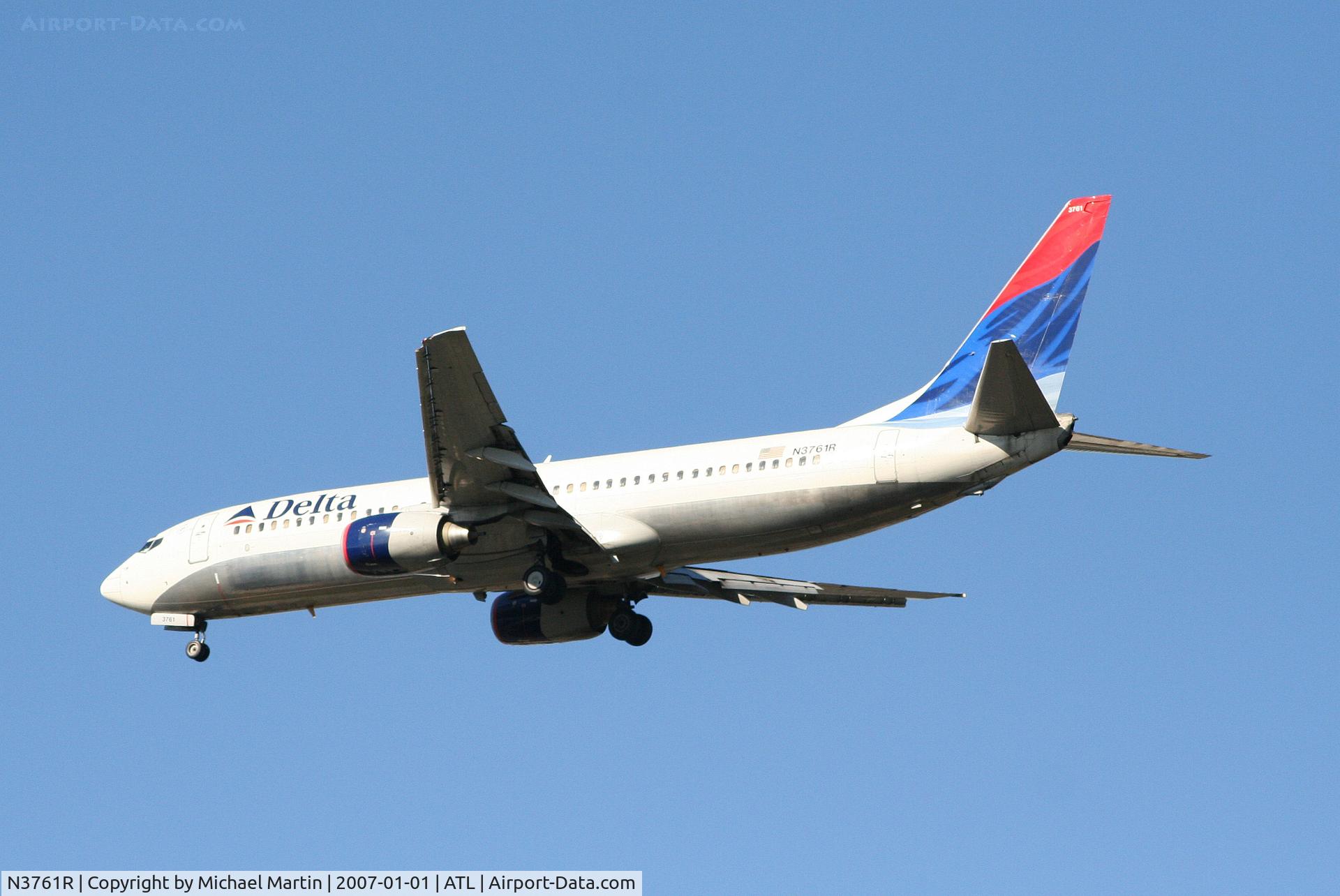 N3761R, 2001 Boeing 737-832 C/N 29628, Over the numbers of 26L