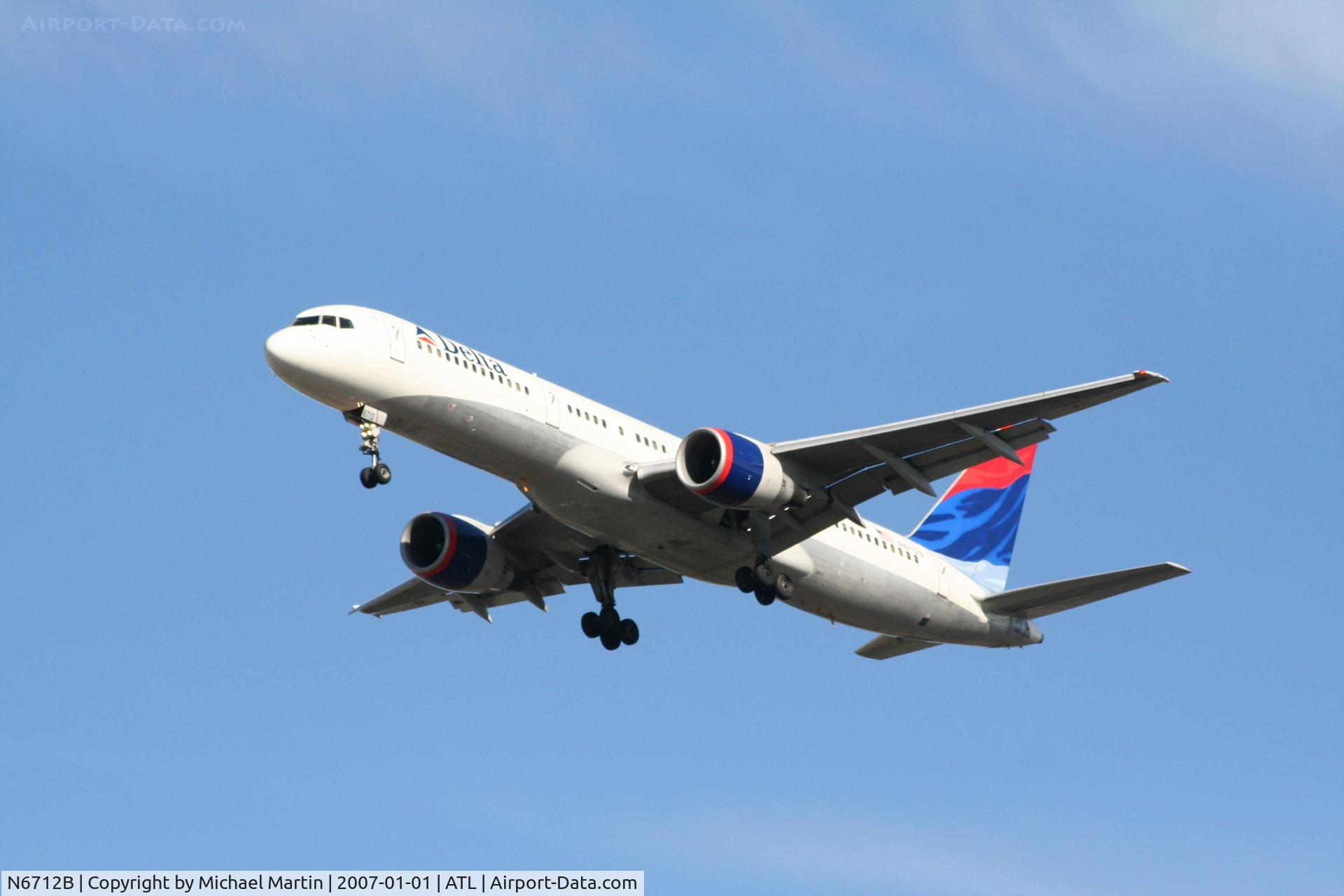 N6712B, 2000 Boeing 757-232 C/N 30484, On final for Runway 26L