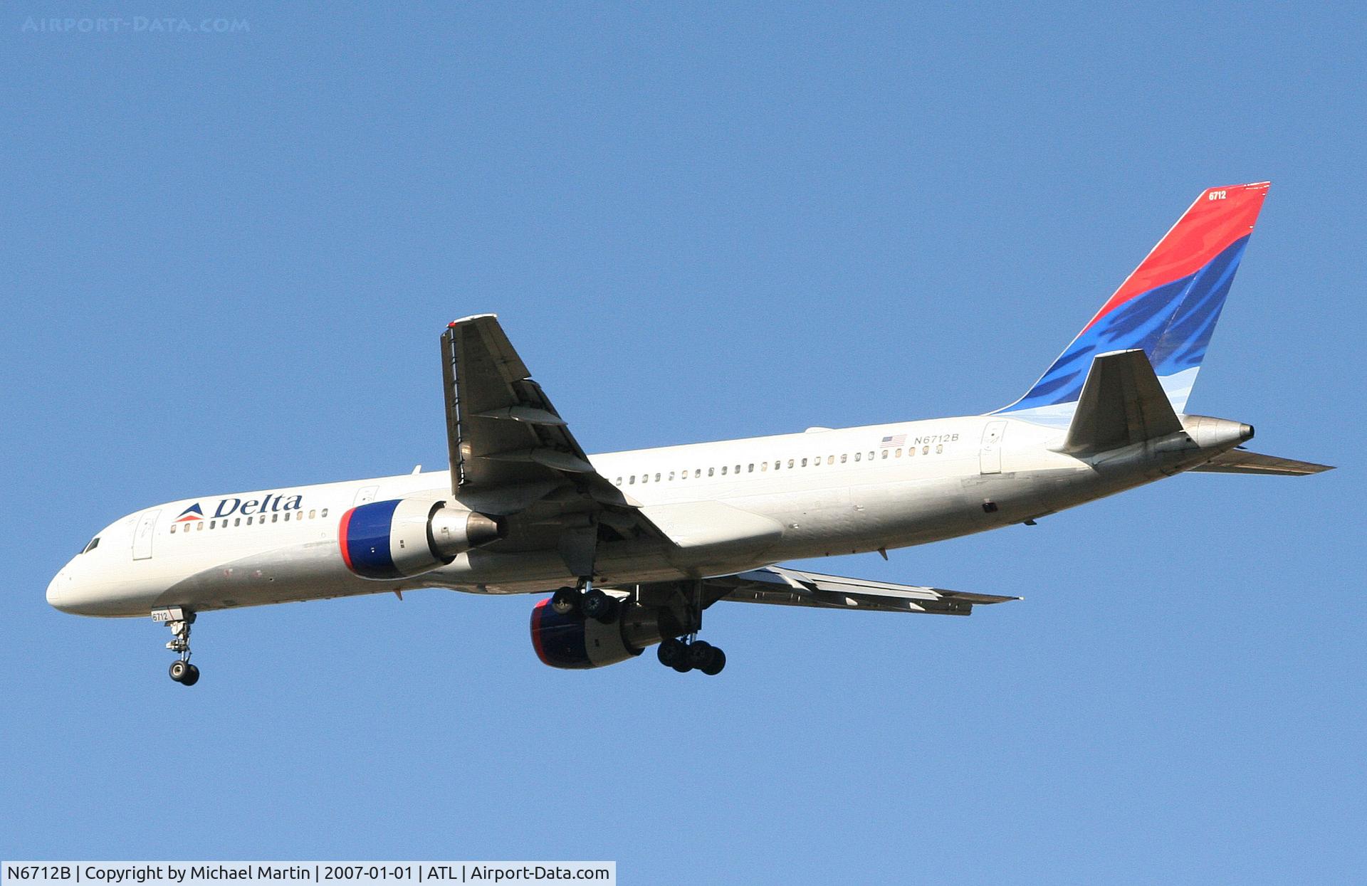 N6712B, 2000 Boeing 757-232 C/N 30484, Over the numbers of 26L