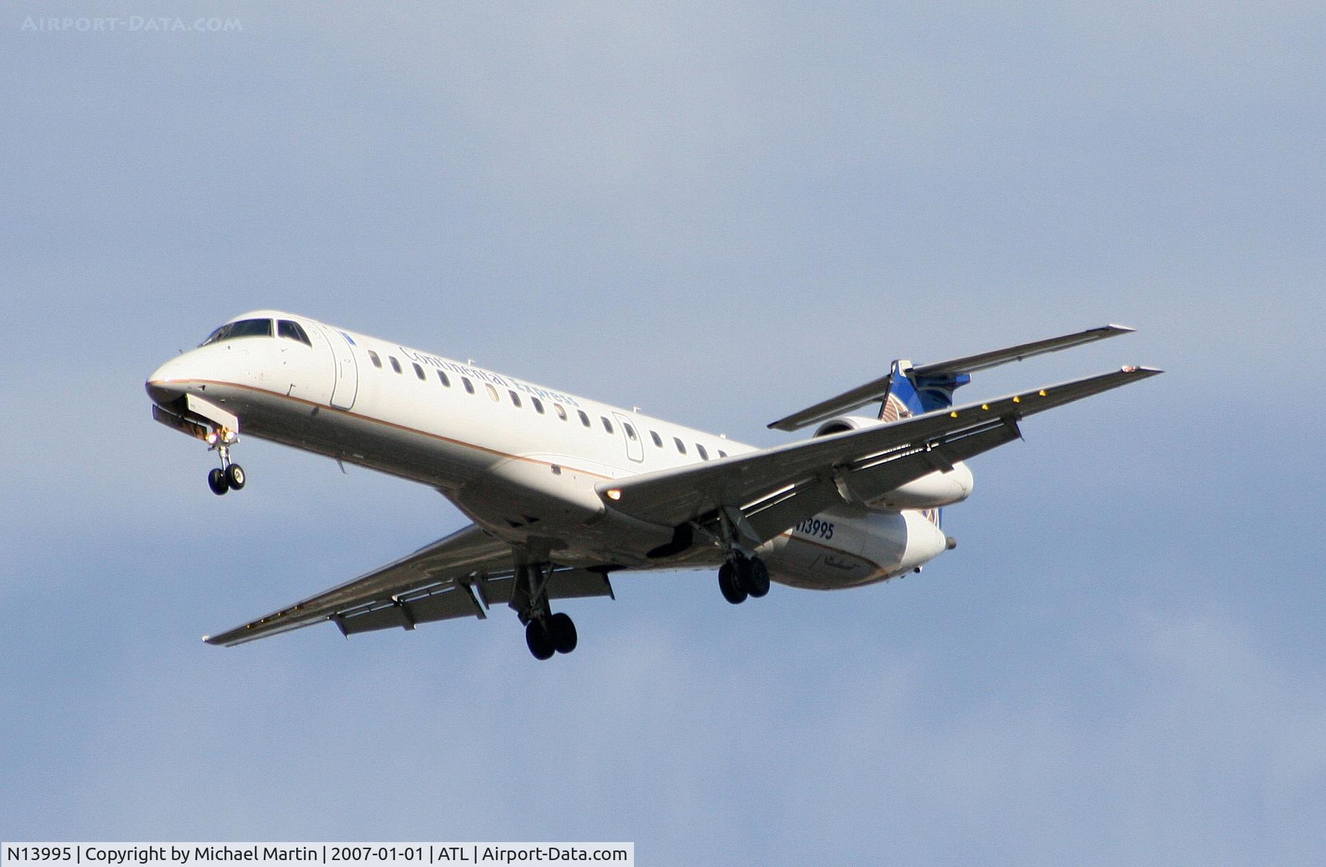 N13995, 2000 Embraer EMB-145LR C/N 145295, On final for Runway 26L