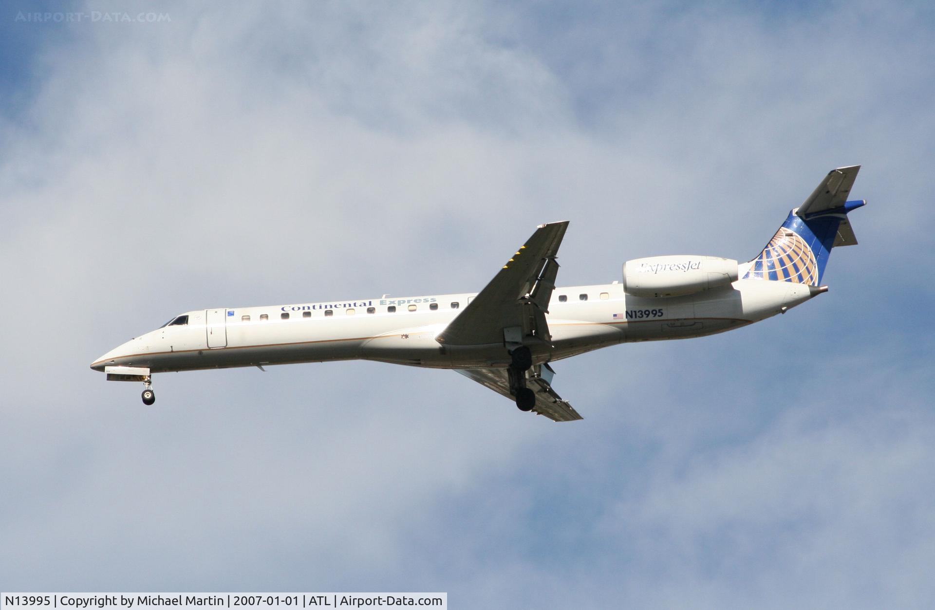 N13995, 2000 Embraer EMB-145LR C/N 145295, On final for Runway 26L
