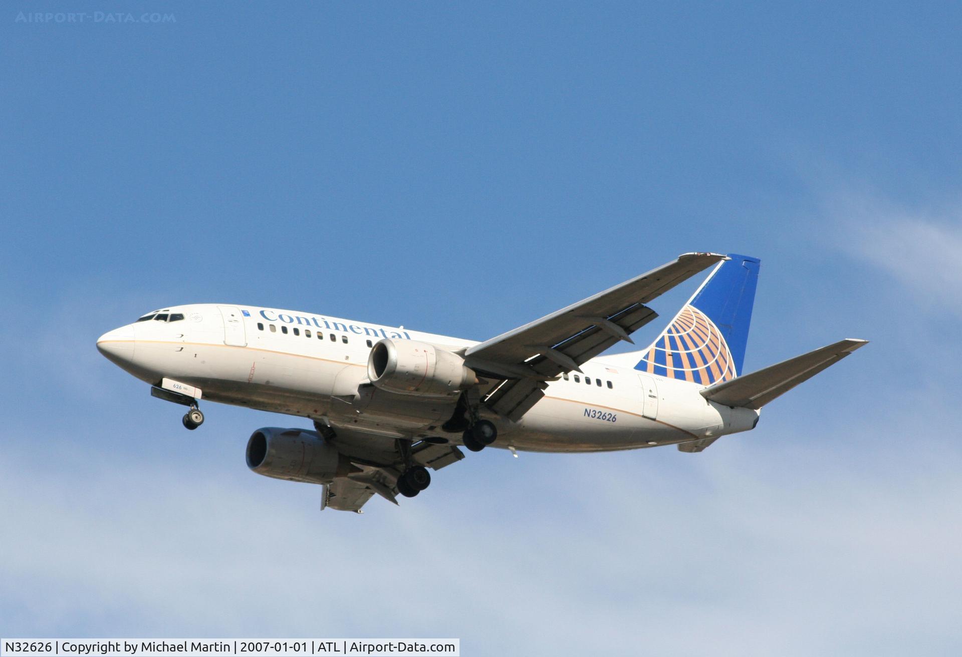 N32626, 1995 Boeing 737-524 C/N 27530, On final for Runway 26L