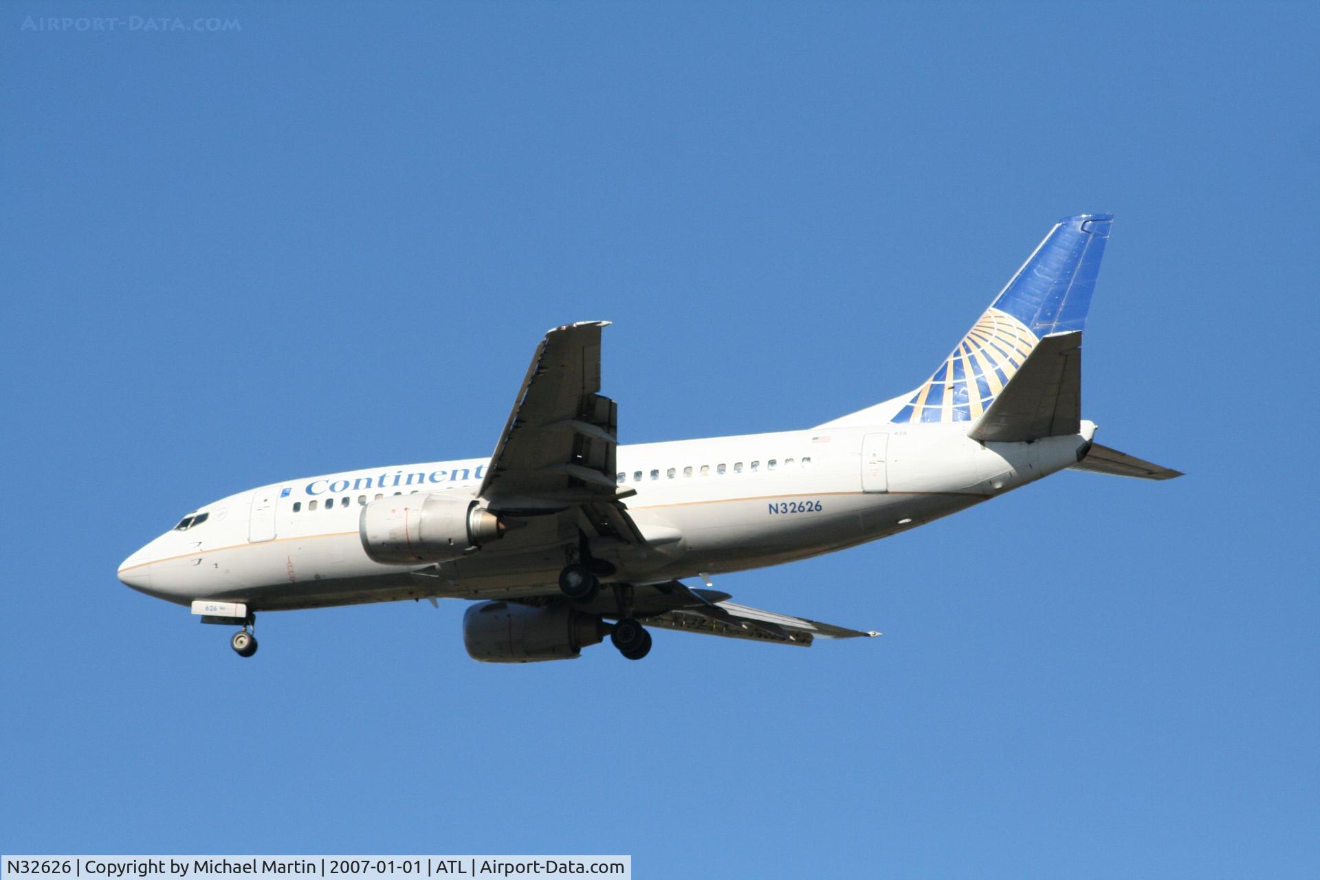 N32626, 1995 Boeing 737-524 C/N 27530, Over the numbers of 26L