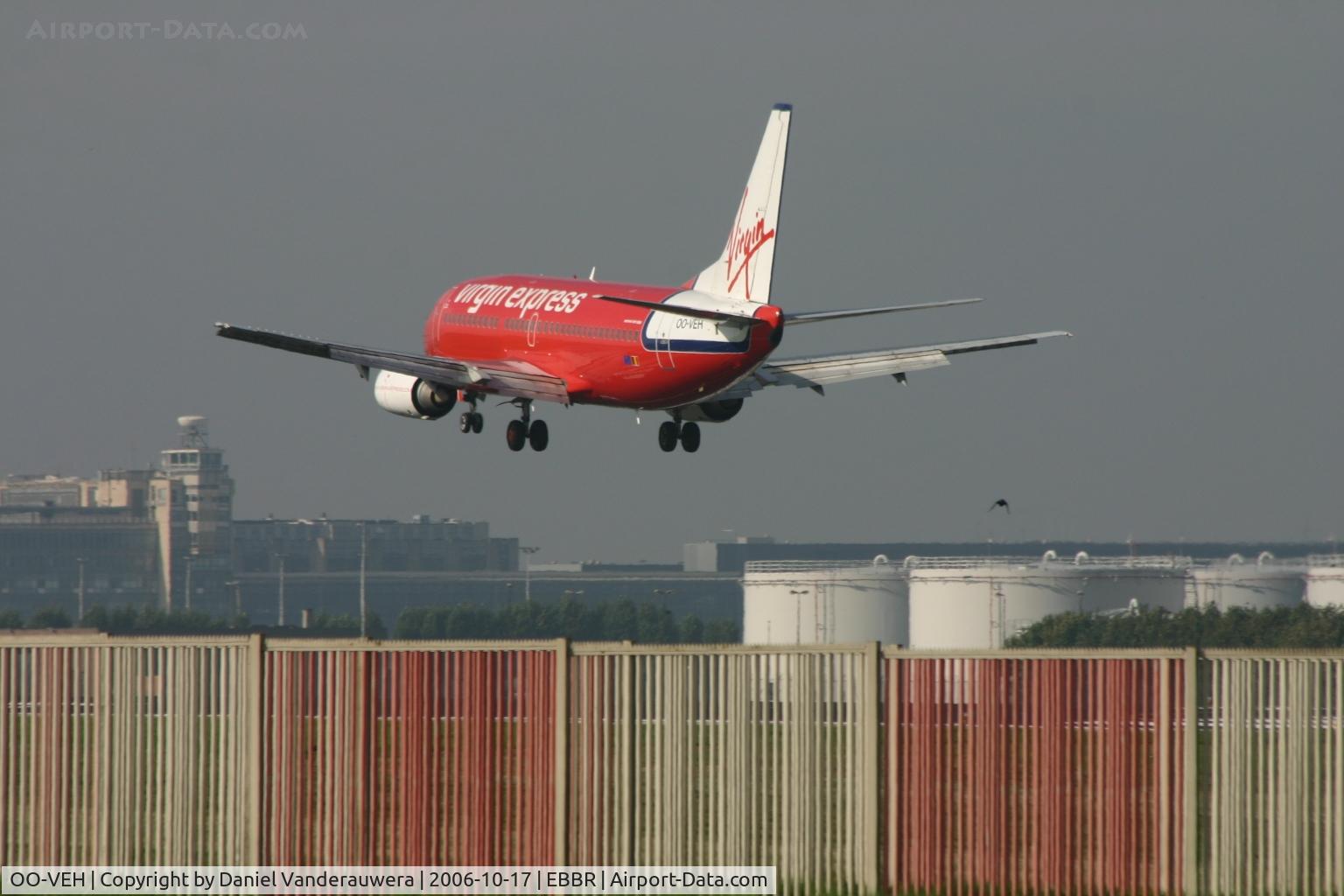 OO-VEH, 1998 Boeing 737-36N C/N 28571, shortly before touching rwy 25L