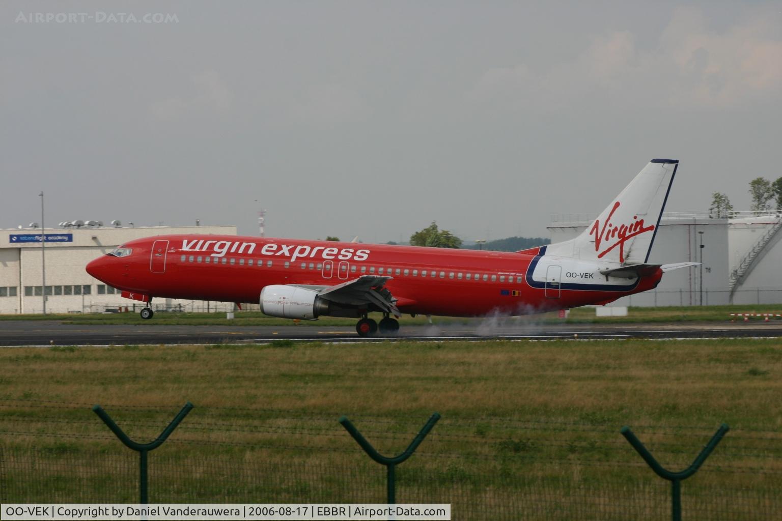 OO-VEK, 1989 Boeing 737-405 C/N 24270, touch down on rwy 25L