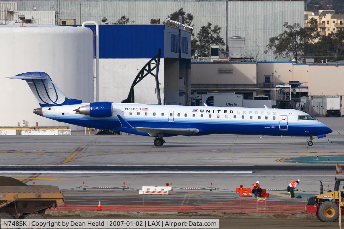 N748SK, 2005 Bombardier CRJ-700 (CL-600-2C10) Regional Jet C/N 10203, United Express (SkyWest Airlines) N748SK (FLT SKW6514) from Colorado Springs taxiing to Terminal 7 after arrival on the North complex.