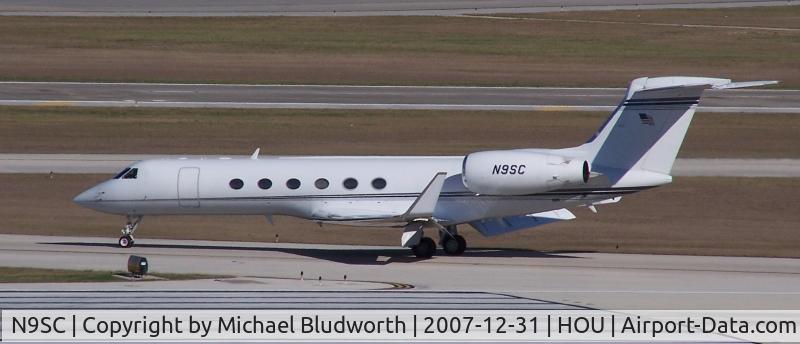 N9SC, 1998 Gulfstream Aerospace G-V C/N 552, Turns off 30L after landing