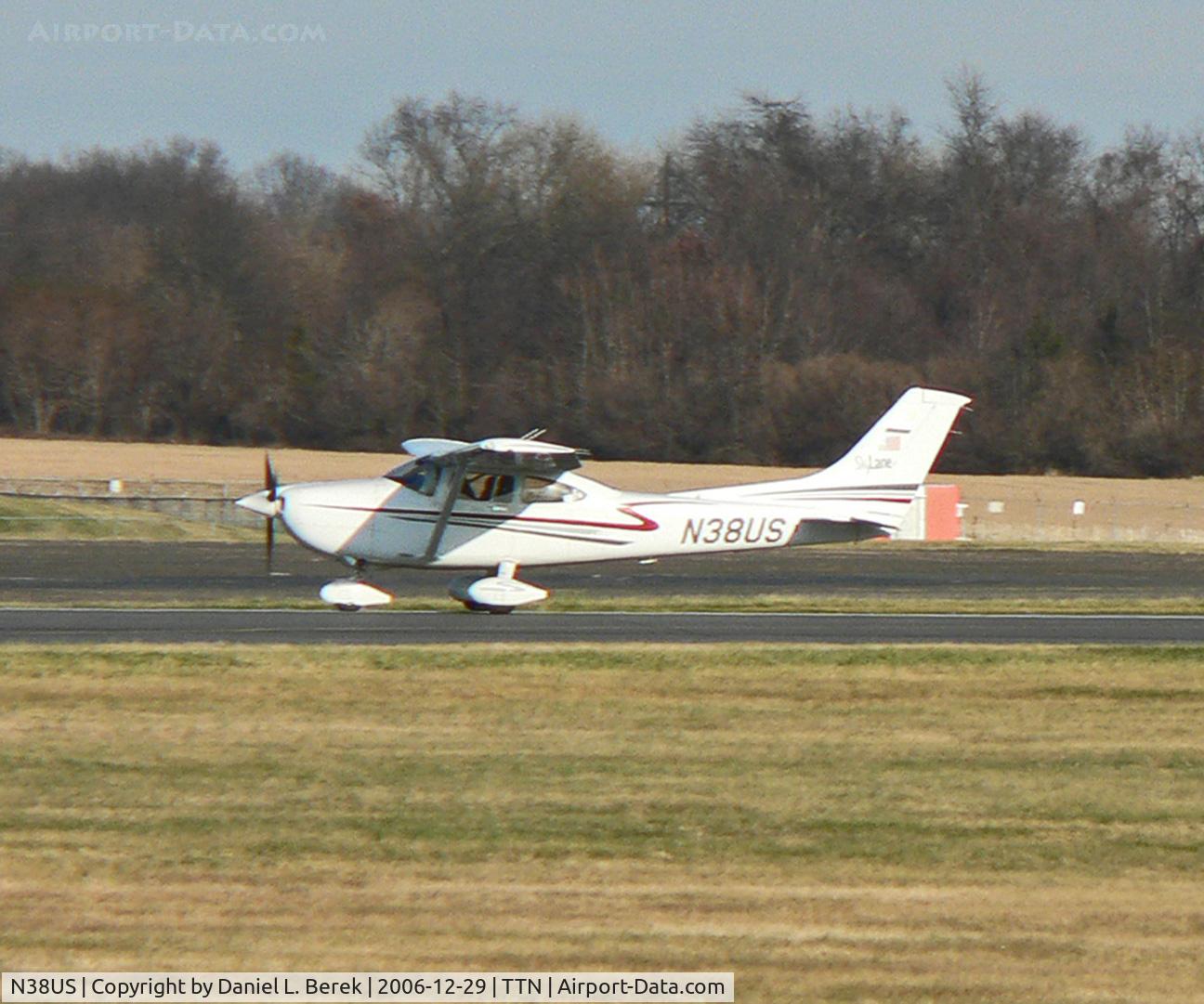 N38US, 2002 Cessna 182T Skylane C/N 18281173, A shiny 2002 Skylane taxies in at Trenton - Mercer County.