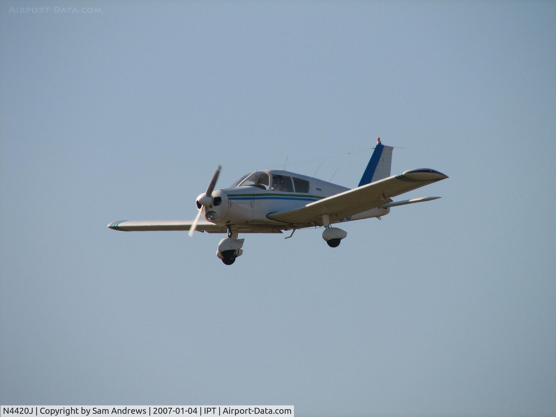 N4420J, 1967 Piper PA-28-140 C/N 28-24067, Short final for 12