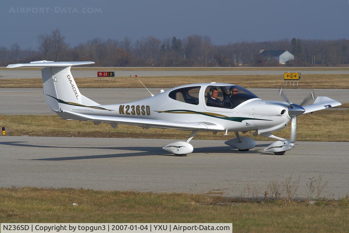 N236SD, 2006 Diamond DA-40 Diamond Star C/N 40.696, Taxiing in front of ESSO