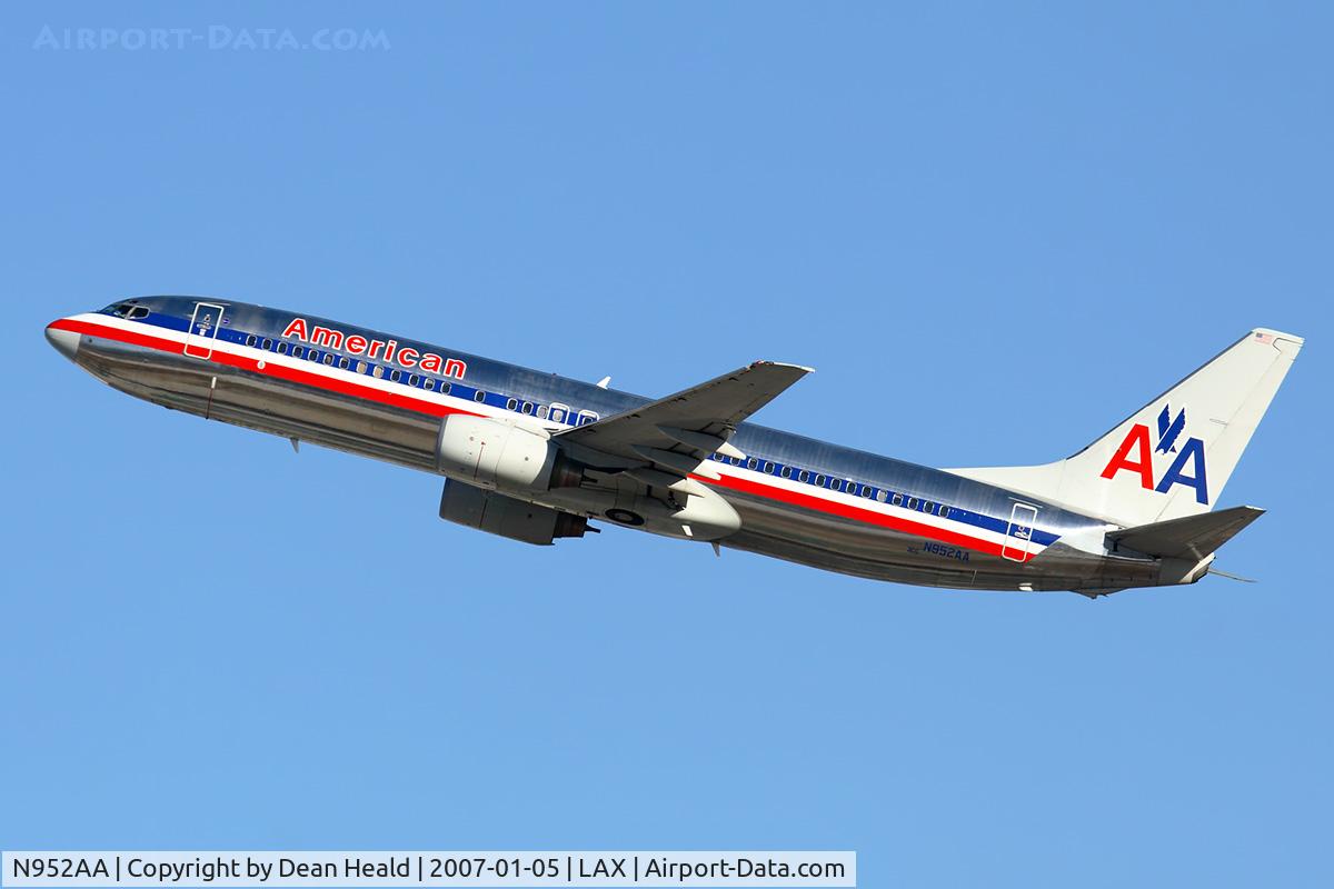 N952AA, 2000 Boeing 737-823 C/N 30088, American Airlines N952AA (FLT AAL76) climbing out from RWY 25R enroute to Washington Dulles Int'l (KIAD).