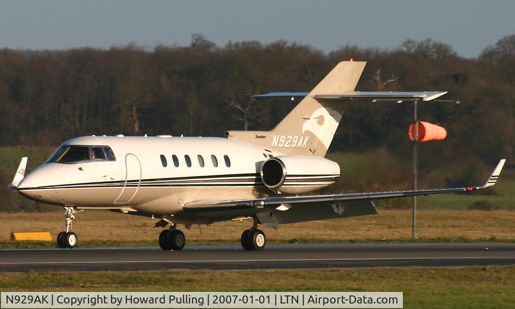 N929AK, 2003 Raytheon Hawker 800XP C/N 258627, Take off from Luton.