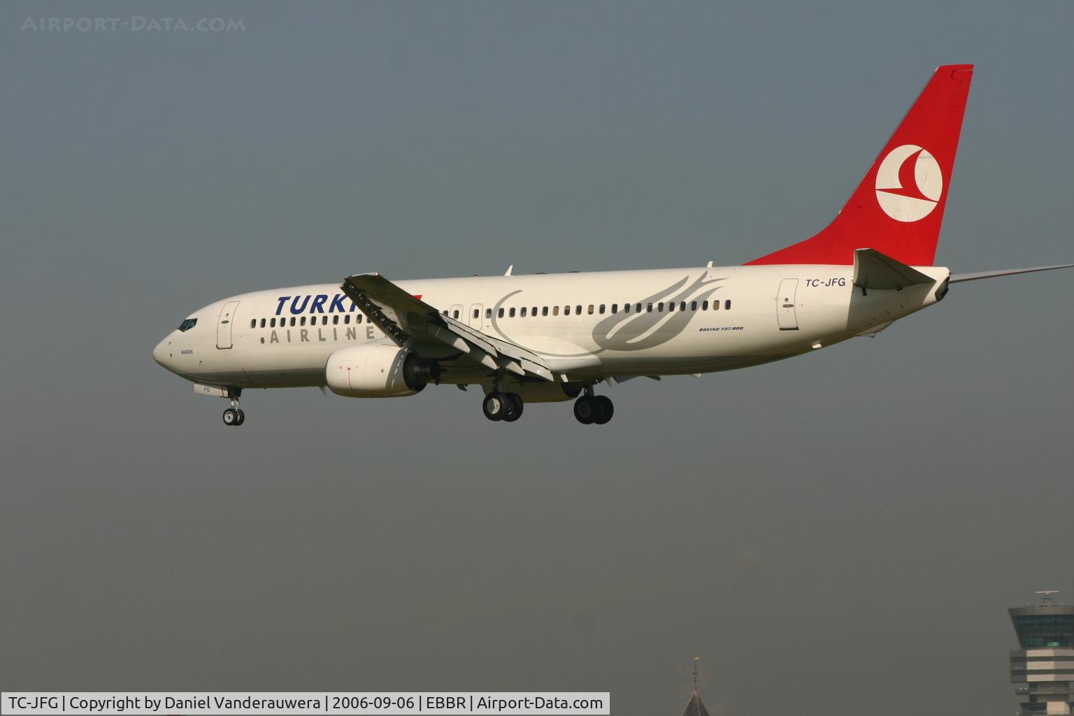 TC-JFG, 1998 Boeing 737-8F2 C/N 29769/102, descending to rwy 25L
