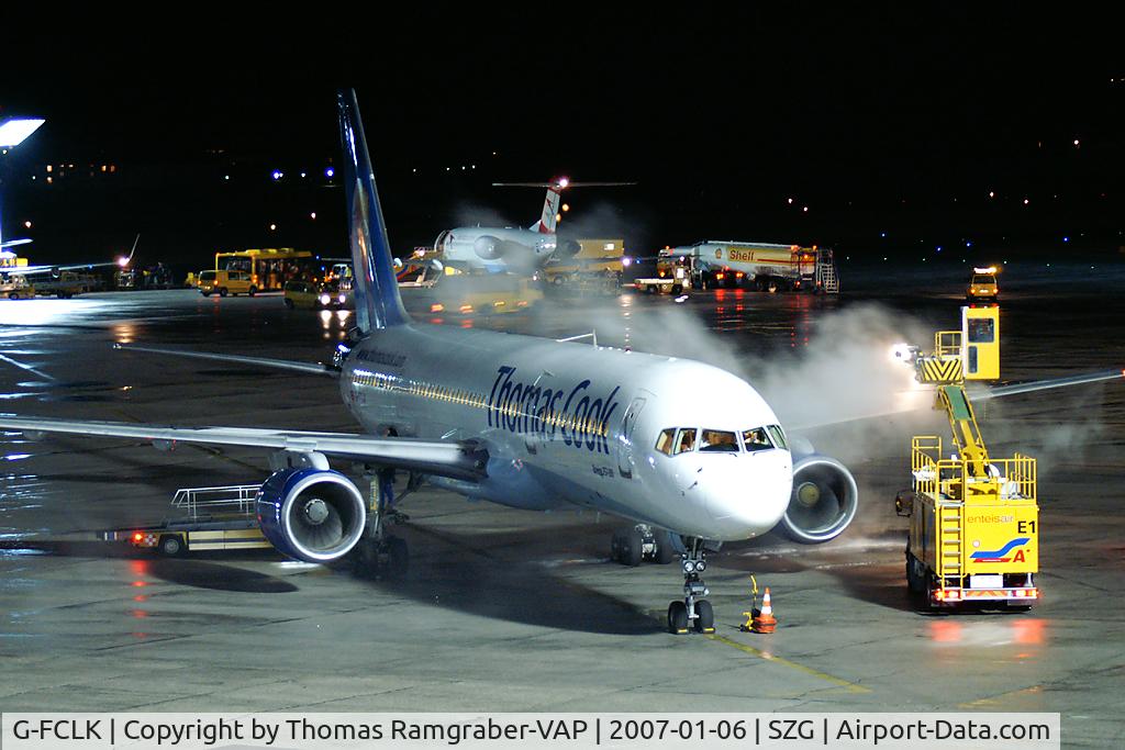 G-FCLK, 1993 Boeing 757-2Y0 C/N 26161, Thomas Cook B757-200 (de-icing action)