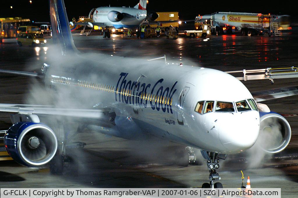 G-FCLK, 1993 Boeing 757-2Y0 C/N 26161, Thomas Cook B757-200 (de-icing action)