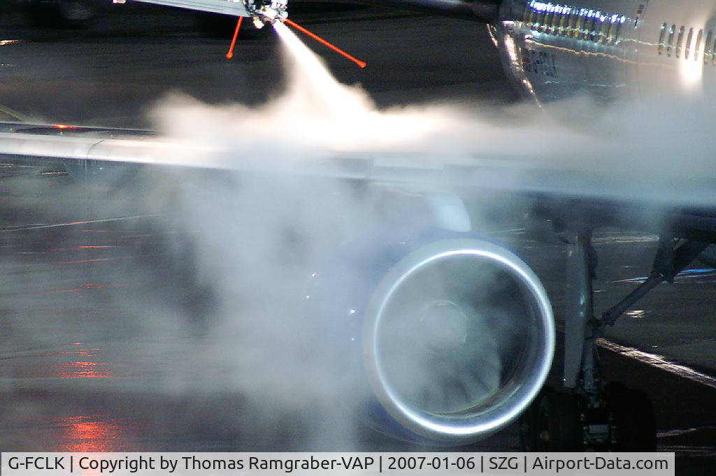 G-FCLK, 1993 Boeing 757-2Y0 C/N 26161, Thomas Cook B757-200 (de-icing action)