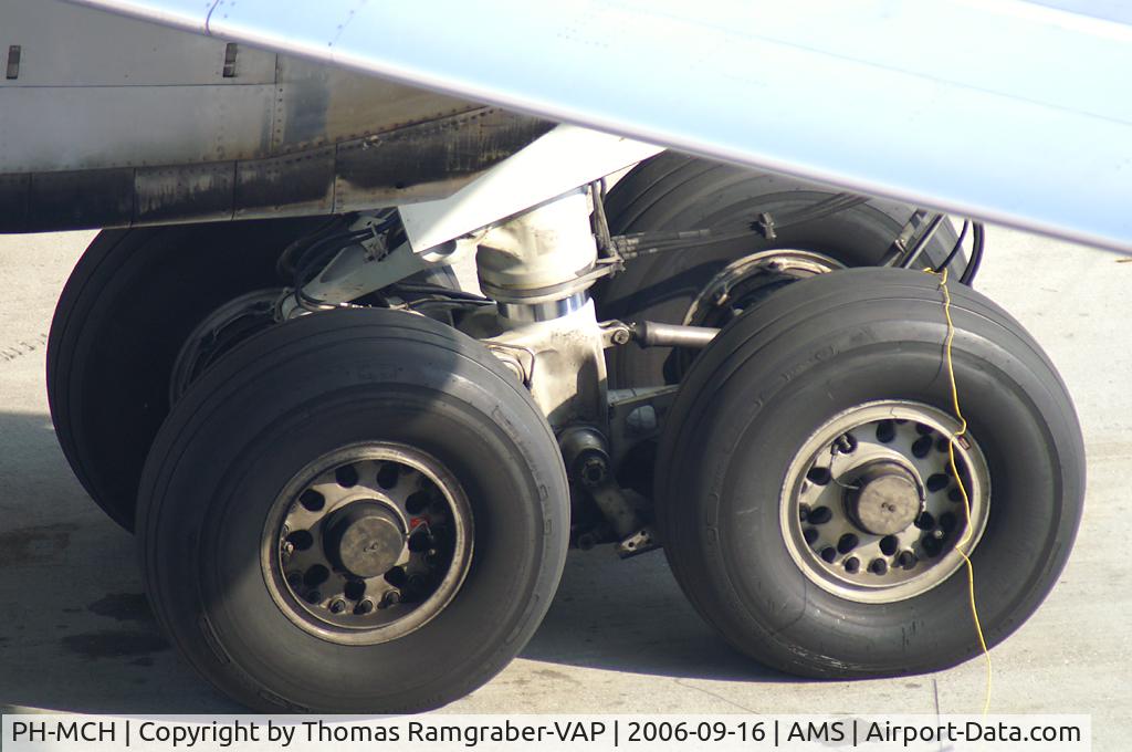 PH-MCH, 1990 Boeing 767-31A/ER C/N 24429, Martinair B767-300 (maingear)