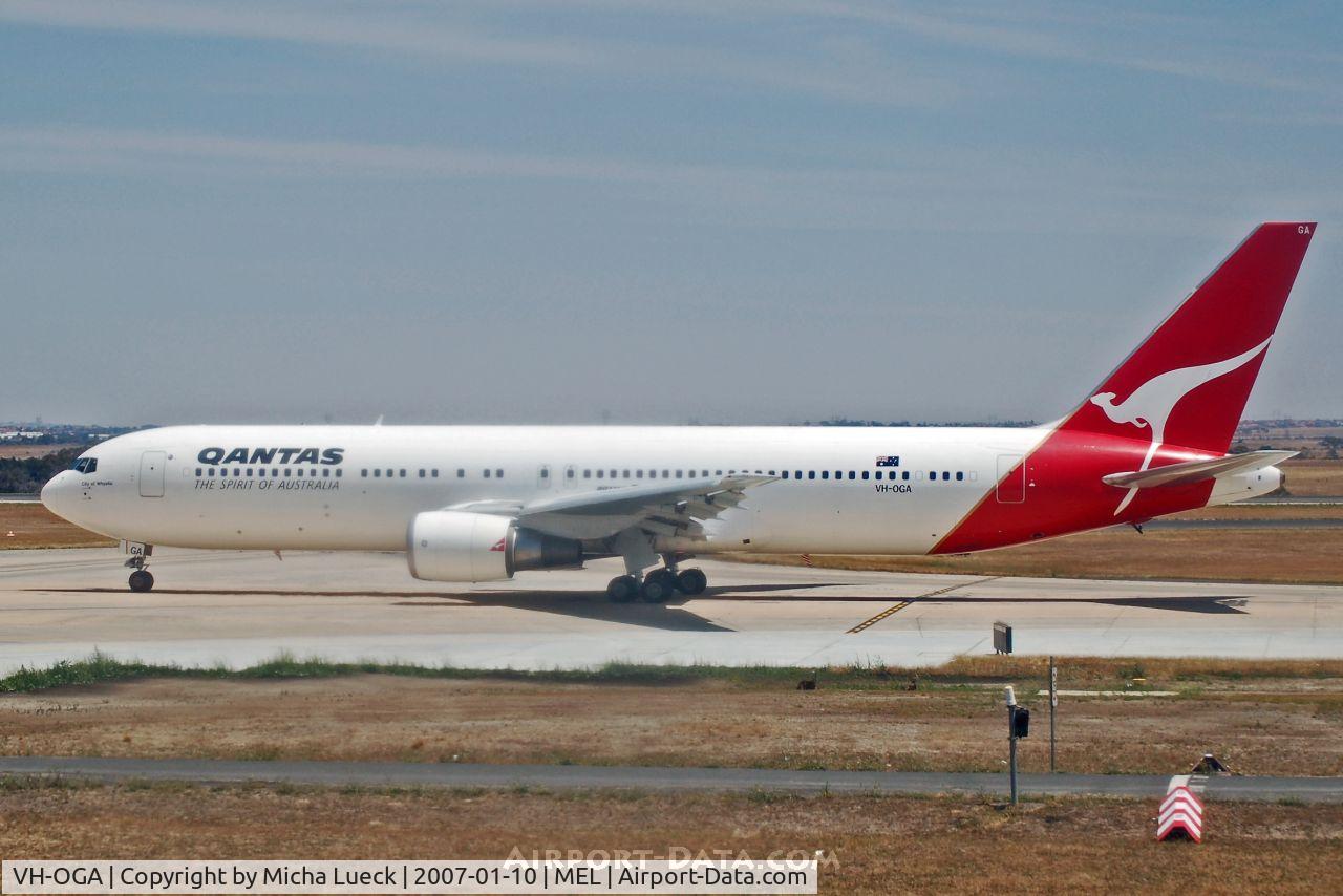 VH-OGA, 1988 Boeing 767-338 C/N 24146, Taxiing to the runway
