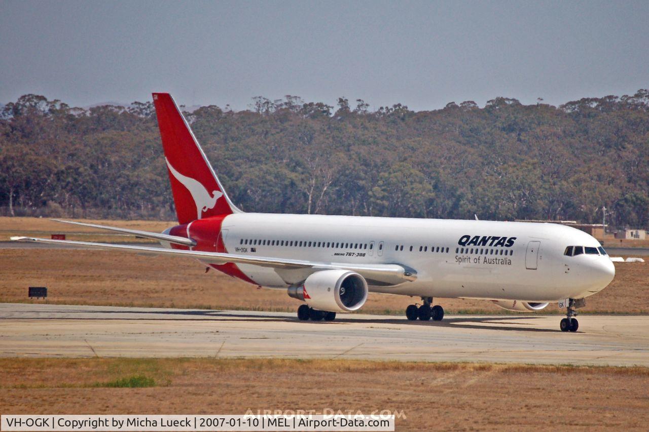 VH-OGK, 1991 Boeing 767-338 C/N 25316, Taxiing to the gate