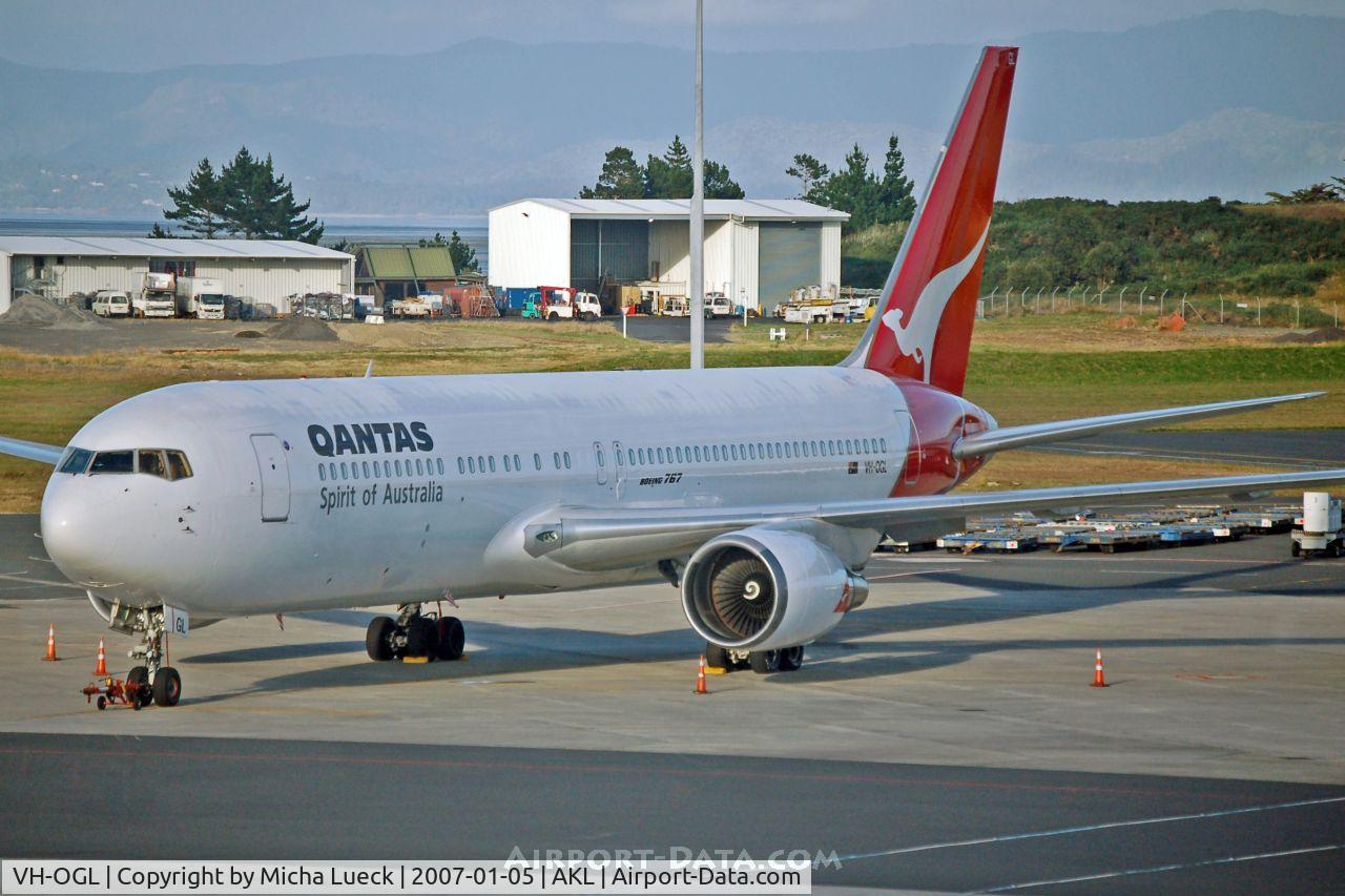 VH-OGL, 1991 Boeing 767-338 C/N 25363, Early morning in Auckland, dew still on the fuselage