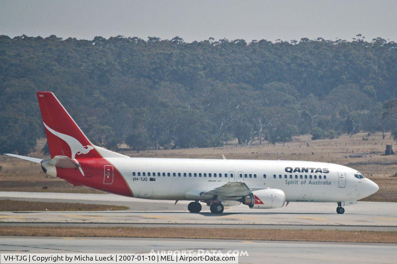 VH-TJG, 1990 Boeing 737-476 C/N 24432, Taxiing to the gate