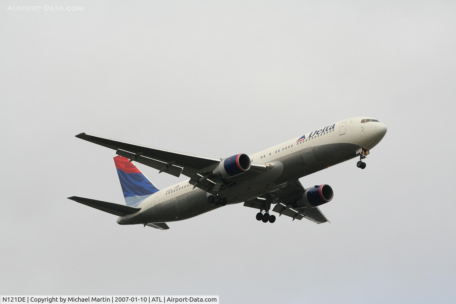 N121DE, 1987 Boeing 767-332 C/N 23435, On final for Runway 9R