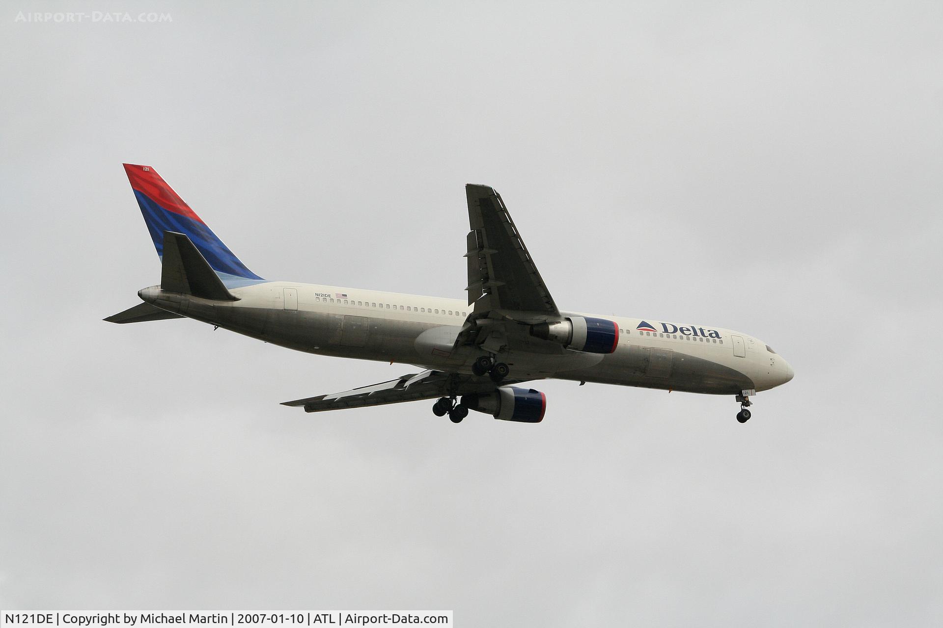 N121DE, 1987 Boeing 767-332 C/N 23435, Over the numbers of 9R