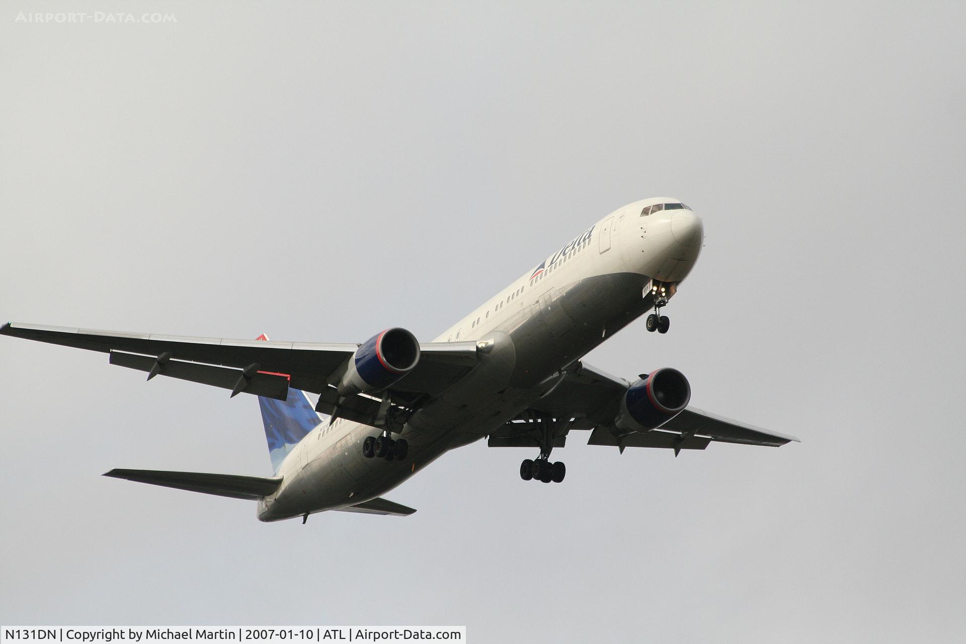 N131DN, 1990 Boeing 767-332 C/N 24852, On final for Runway 9R
