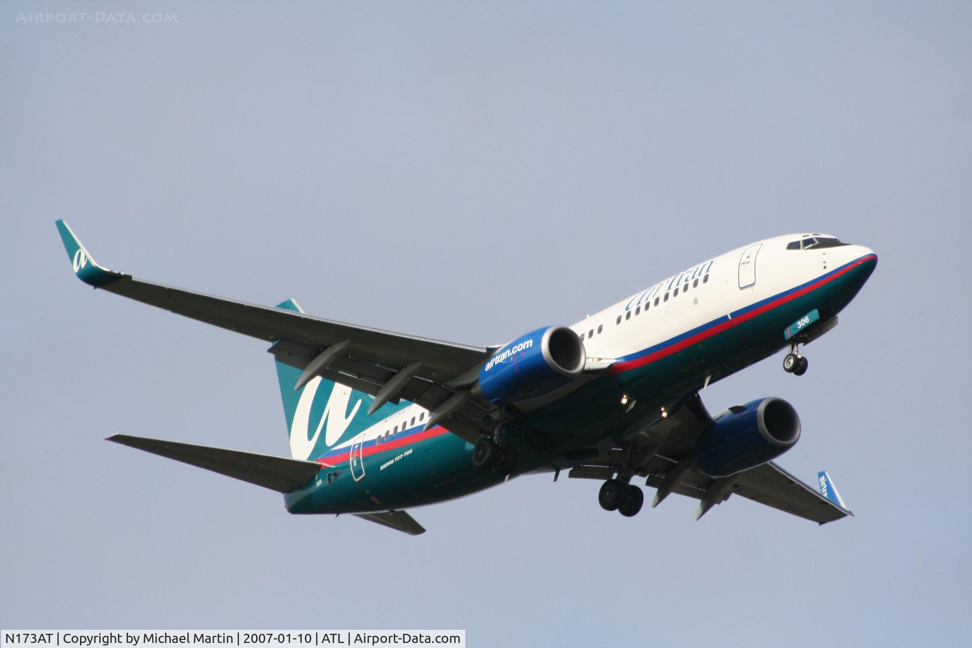 N173AT, 2004 Boeing 737-76N C/N 32661, On final for Runway 9R