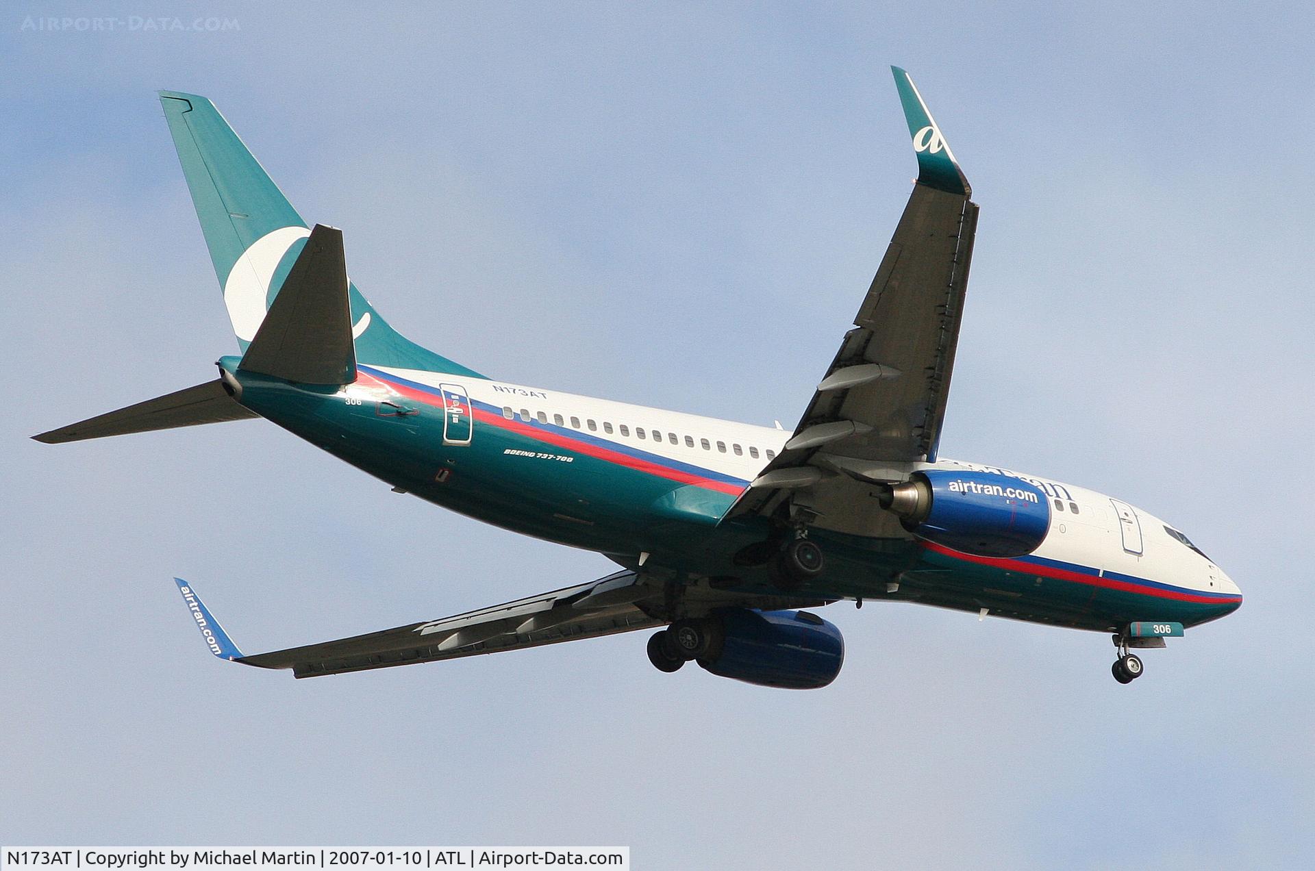 N173AT, 2004 Boeing 737-76N C/N 32661, Over the numbers of 9R