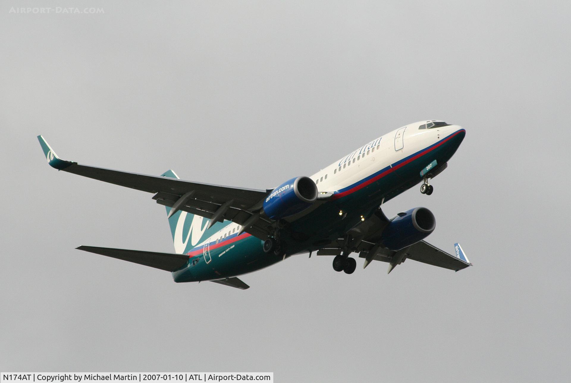 N174AT, 2004 Boeing 737-76N C/N 32667, On final for Runway 9R