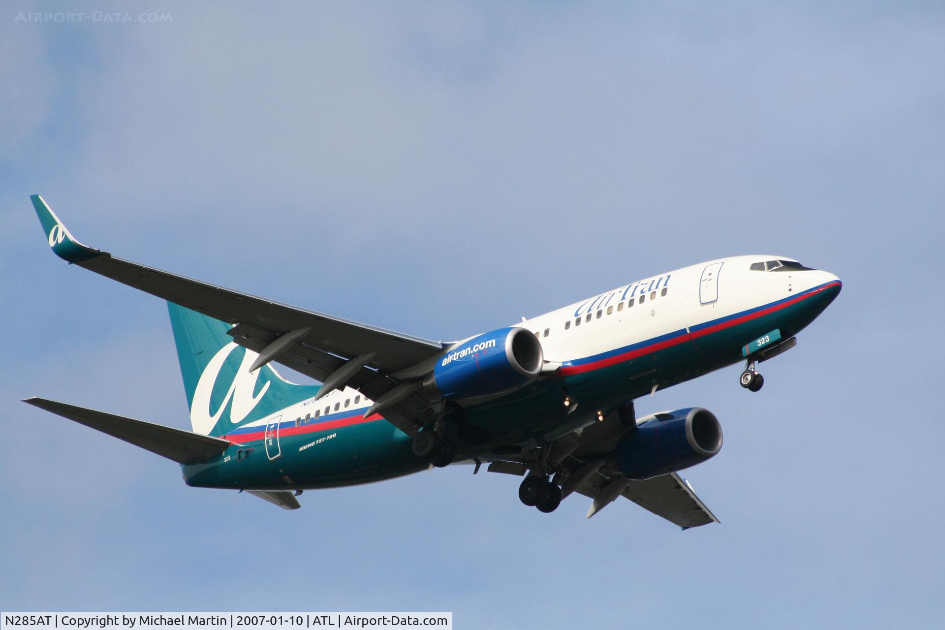 N285AT, 2006 Boeing 737-76N C/N 32670, On final for Runway 9R