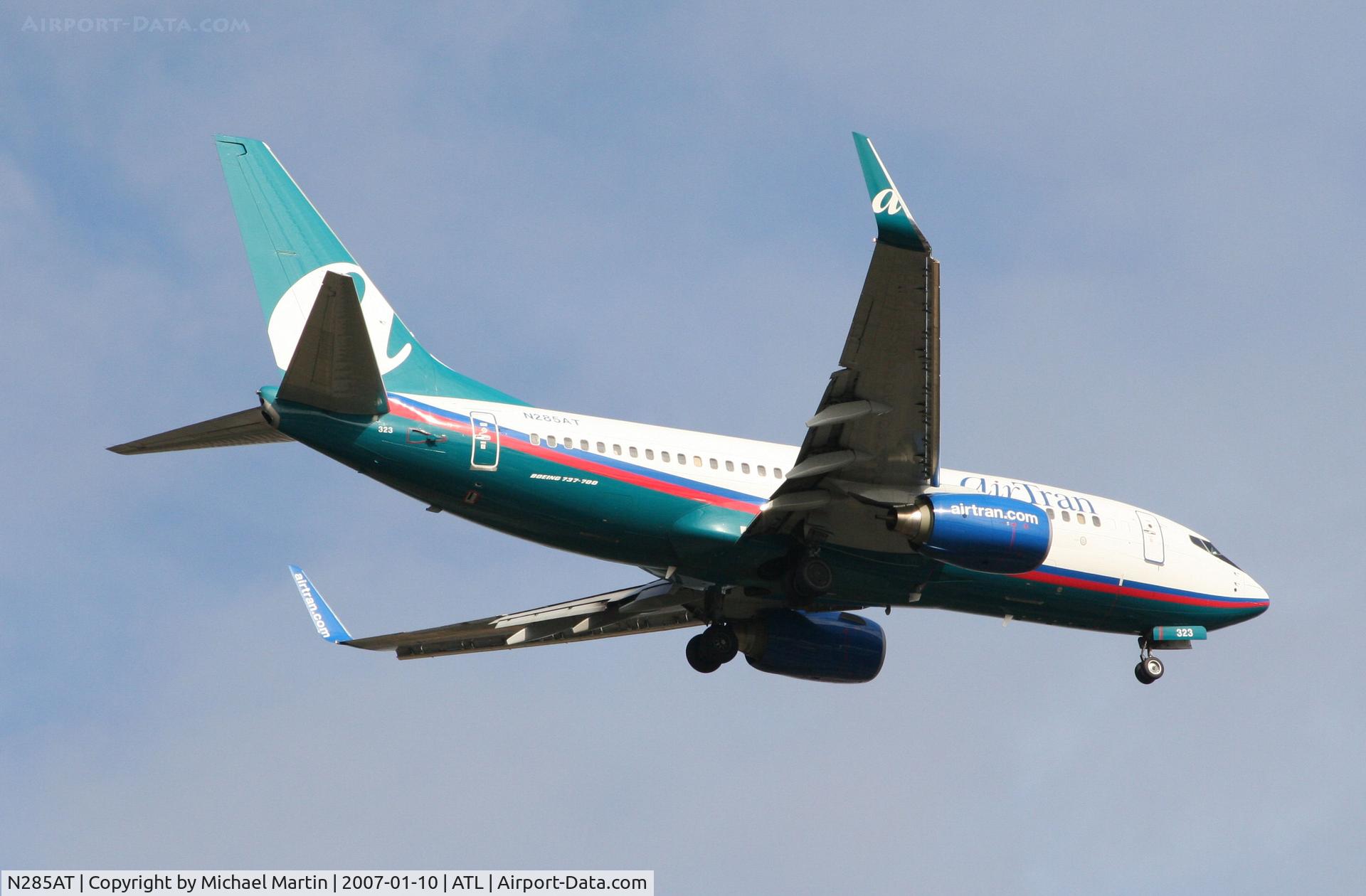 N285AT, 2006 Boeing 737-76N C/N 32670, Over the numbers of 9R
